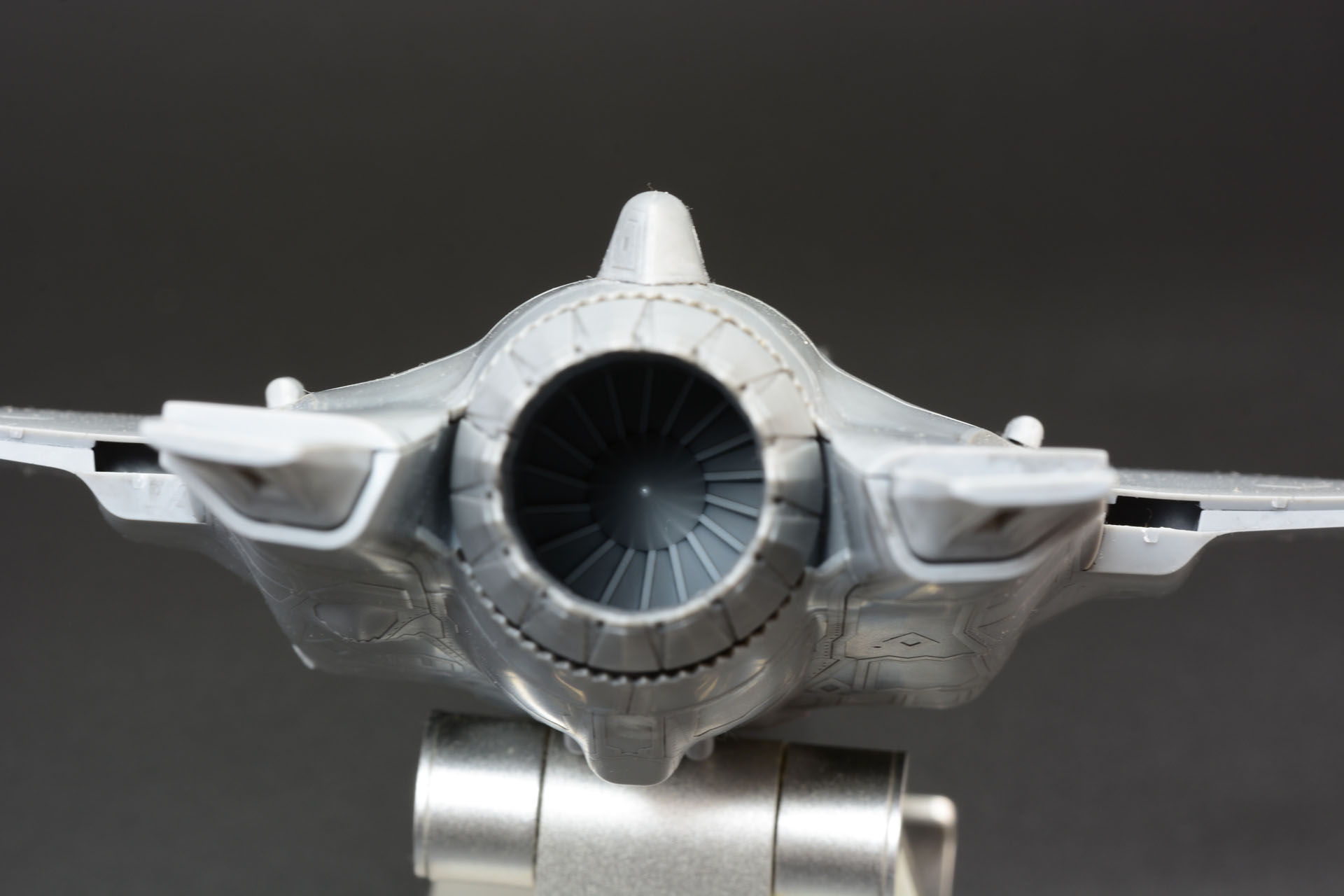 ライトを当てることで内部のファンが確認できる