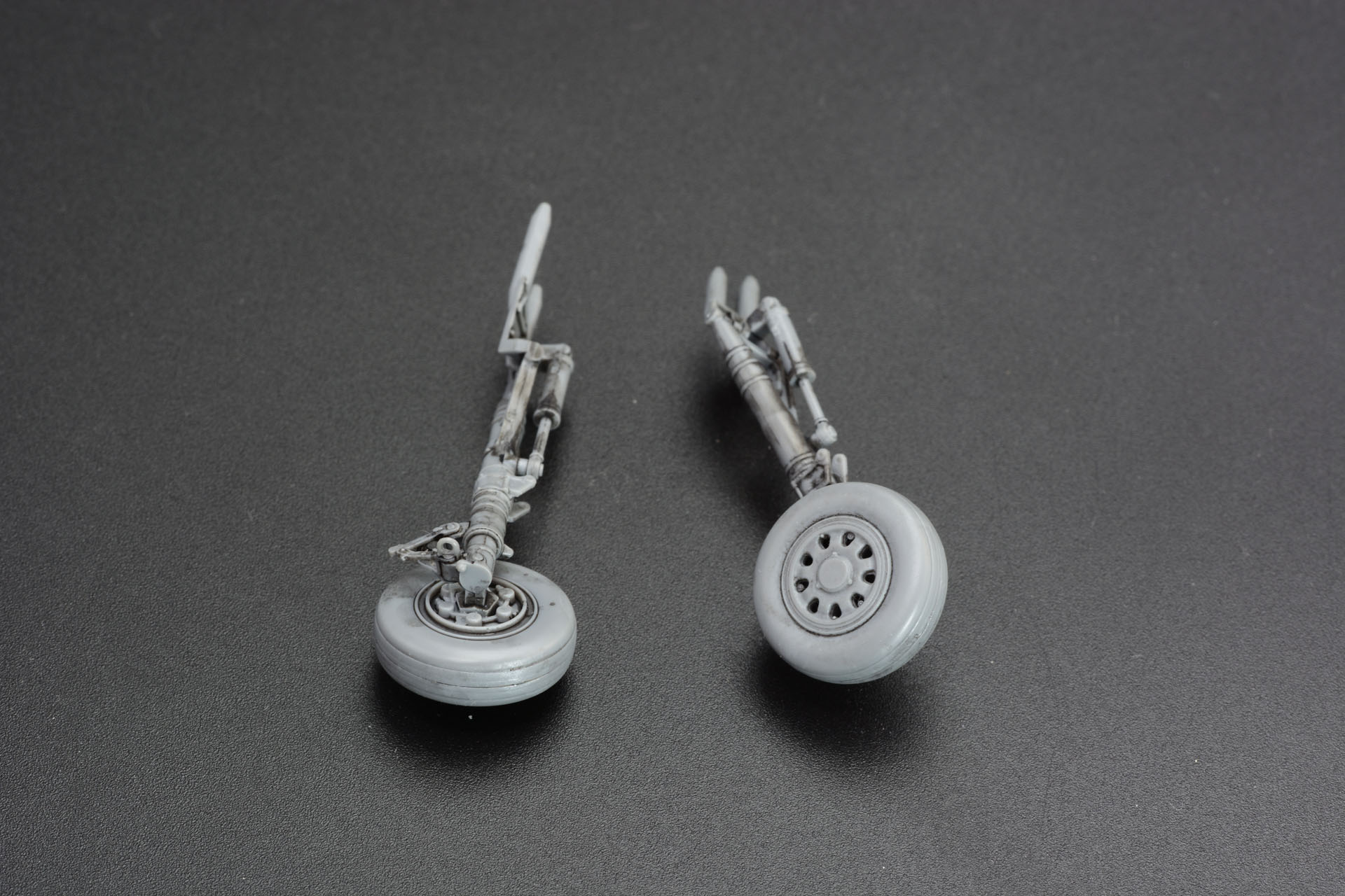 かなり細かいパーツを取り付ける主脚