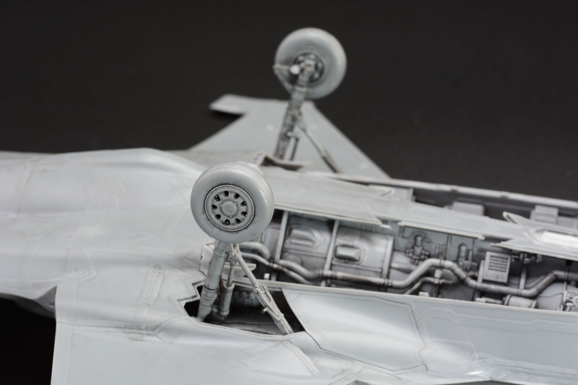 主脚格納庫はかなり小さい。どう収納されるか興味を惹かれた