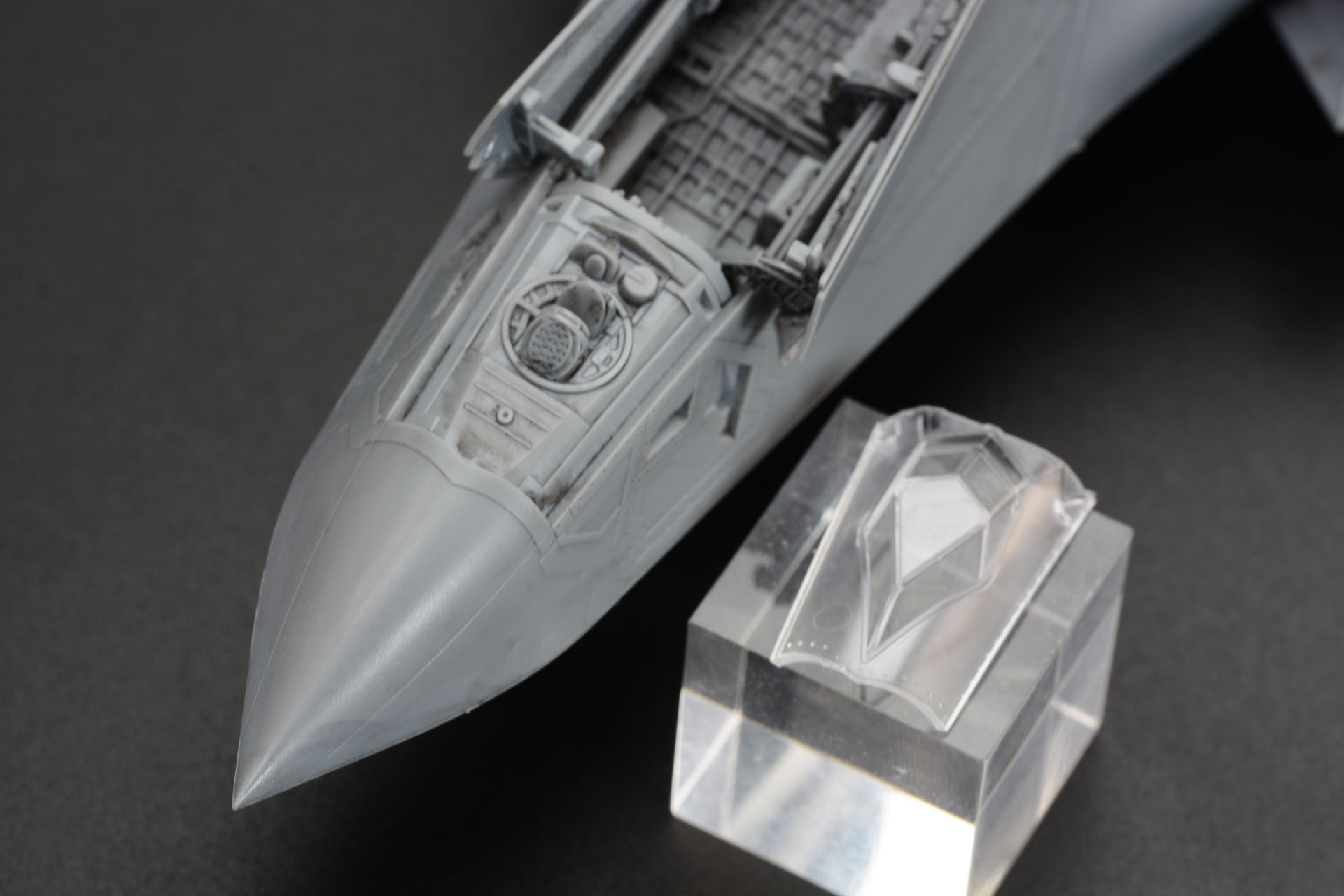 センサーはF-35Aの大きな目玉。特に機首下部のEOTSセンサーは、レーダーを使わず敵を見つけるための非常に重要な能力を持つ。プラモデルでは内部構造も再現しクリアパーツをかぶせる