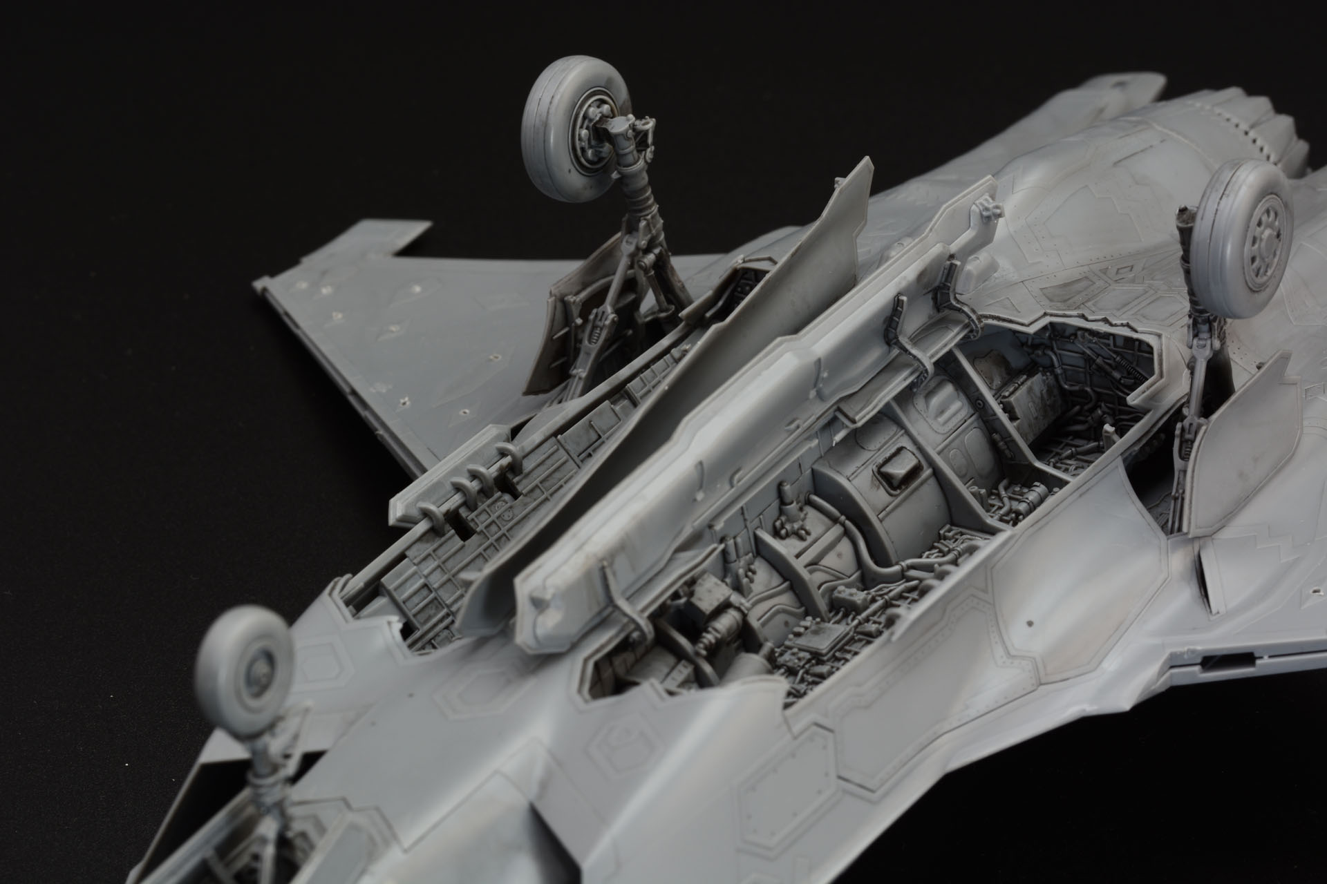 ウェポンベイの内側の扉は武器のプラットフォームも兼ねている