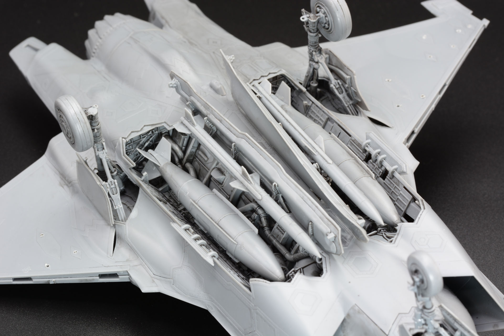 GBU-31をウェポンベイ内部に、AM-120Cを内扉に装着。これだけでも高い戦闘力を感じさせる