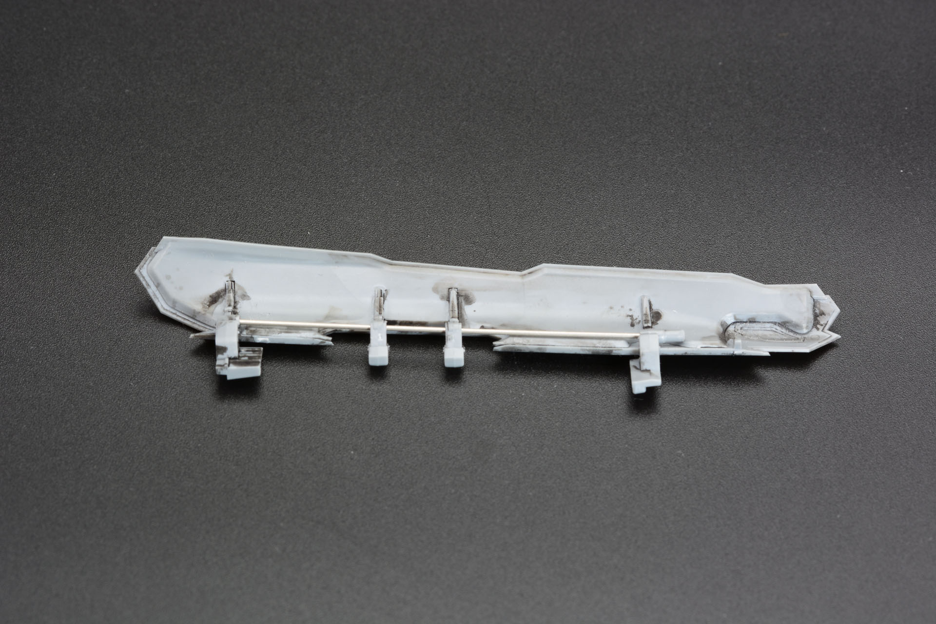 外側の扉の基部には金属シャフトを使用