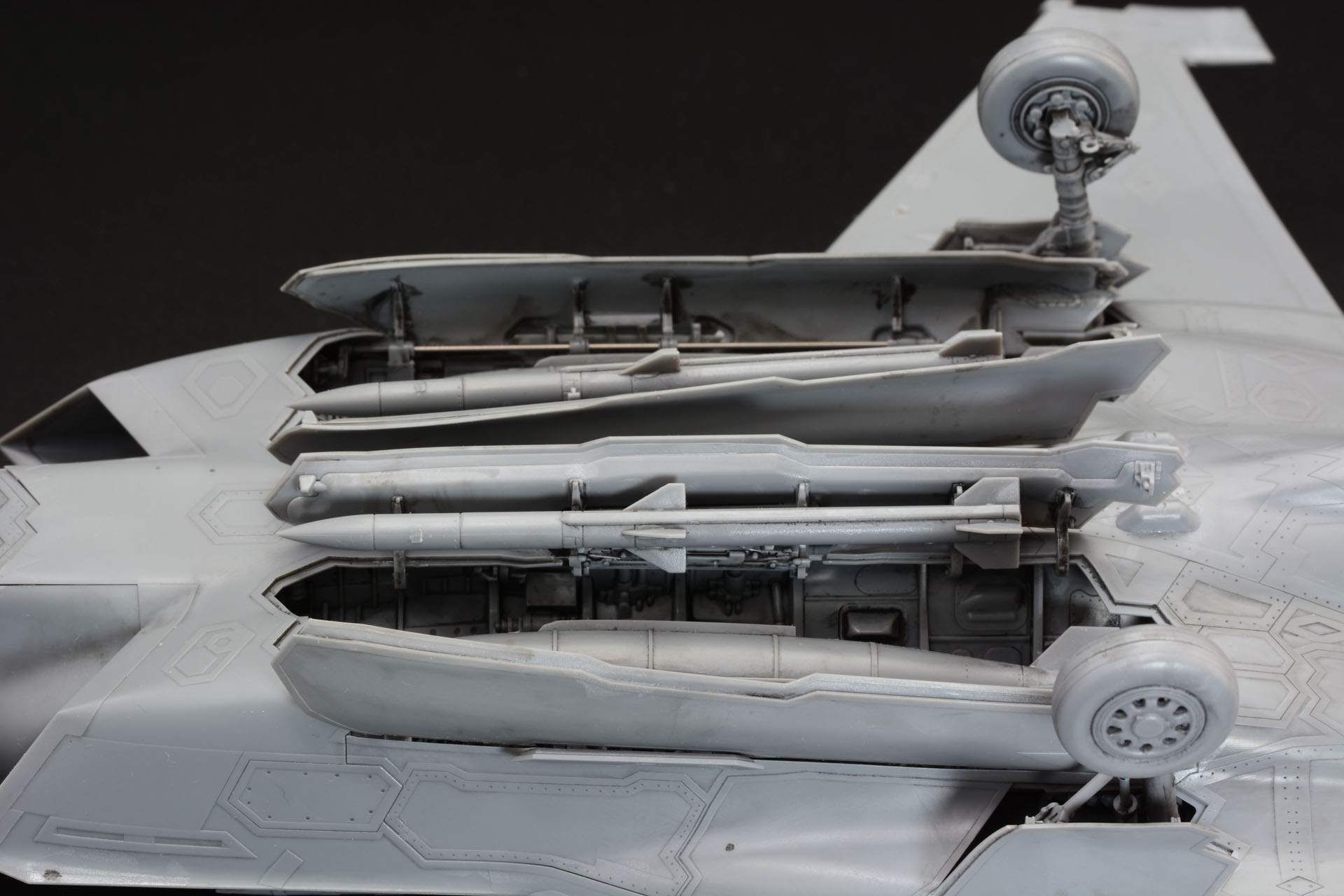 外側の扉の基部には金属シャフトを使用