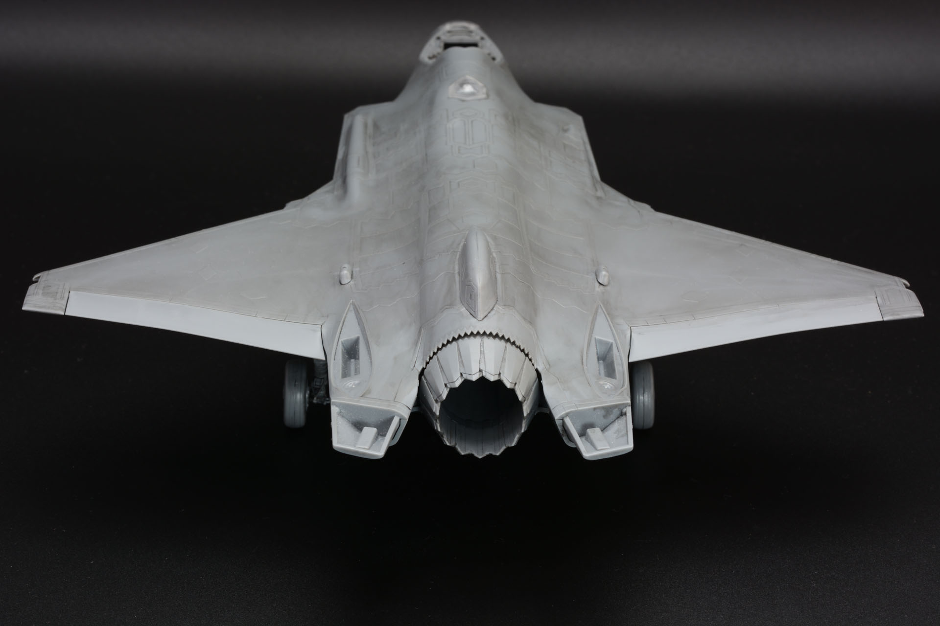 主翼後部の可動する部分がフラッペロン