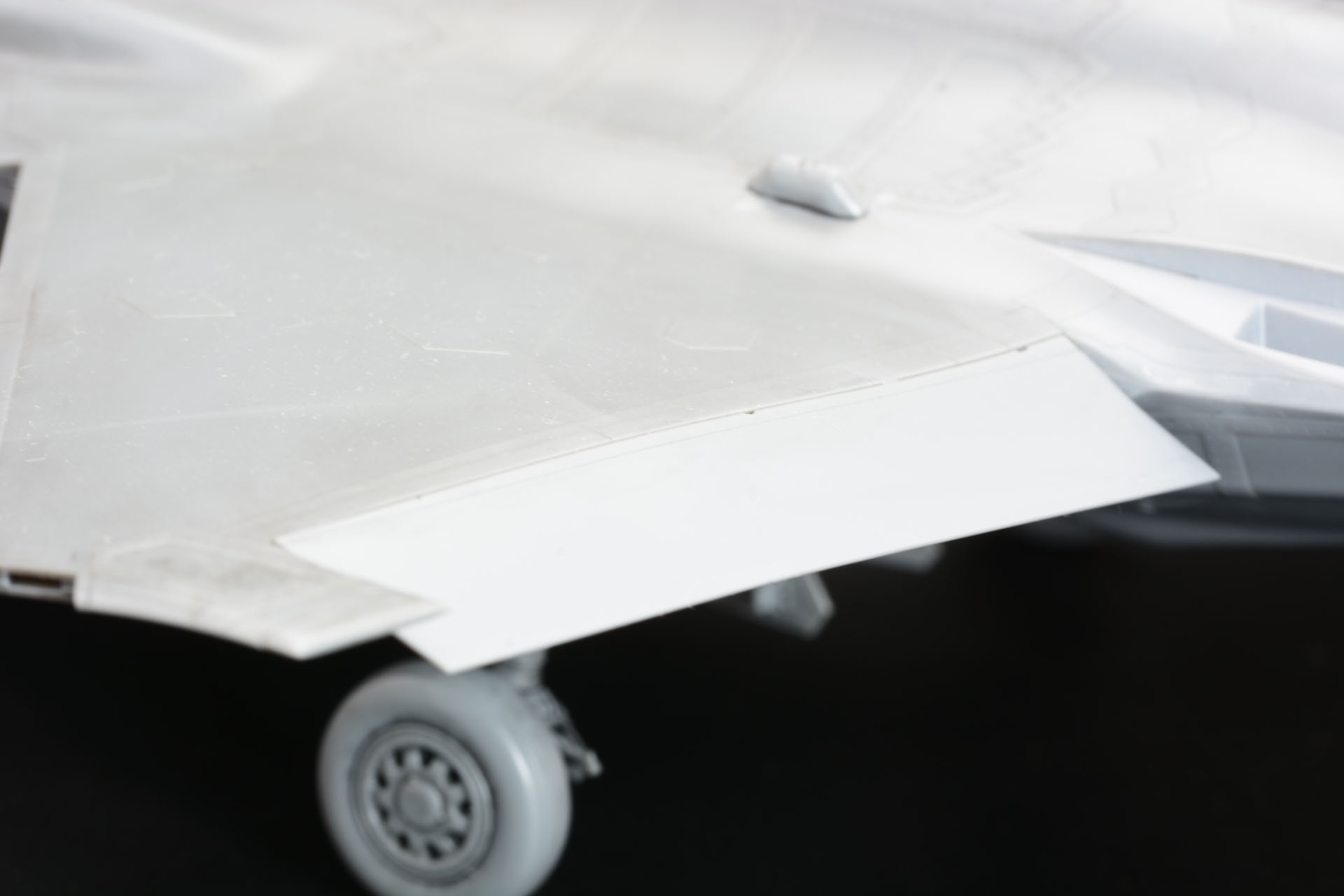 フラッペロンを下げ揚力を増した状態。プラモデルではこの部品は接着しないので差し替えが可能