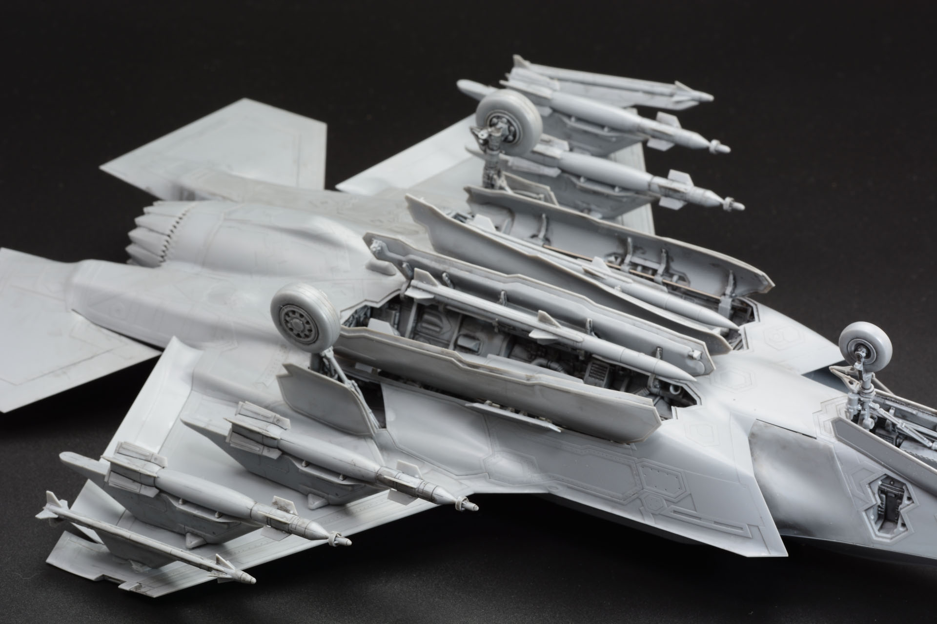 主翼下に各種武装を取り付けることでビーストモードへ