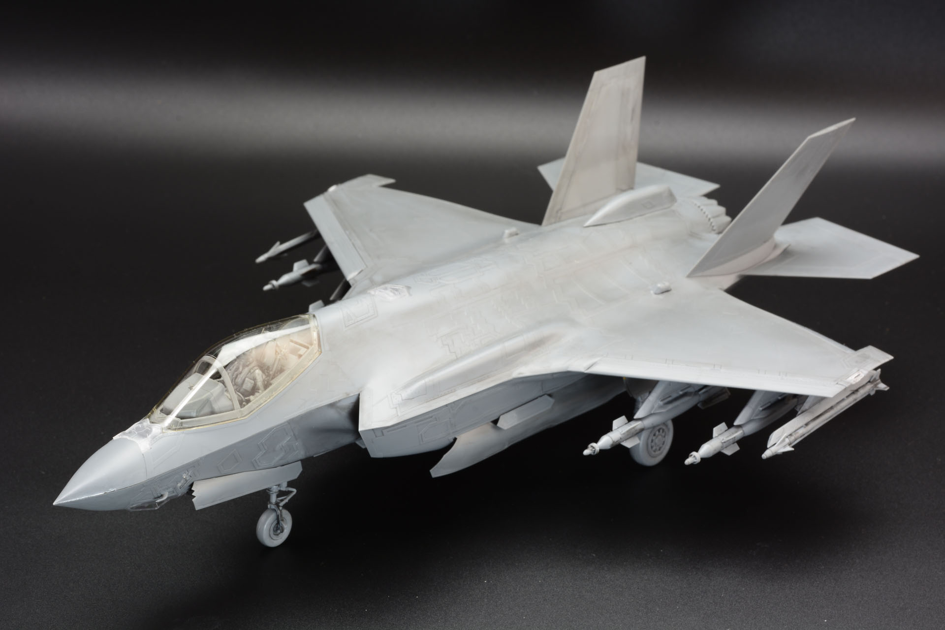 まずは全身を様々な角度で。F-35Aならではの特徴的なシルエットを楽しむ