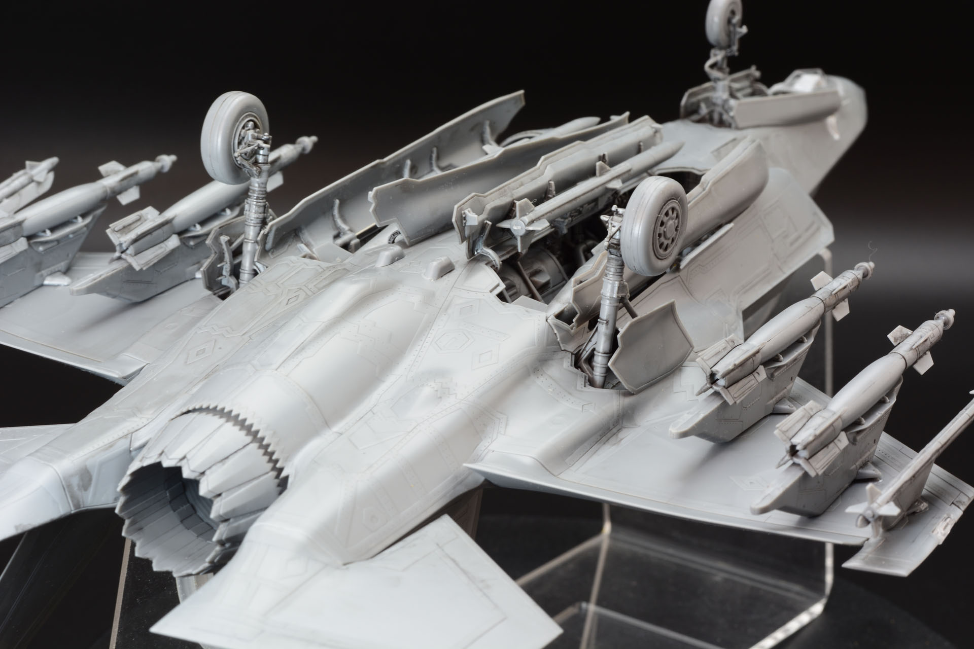 機体をひっくり返して下面をみる。ビーストモードならではの充実した武装が楽しい