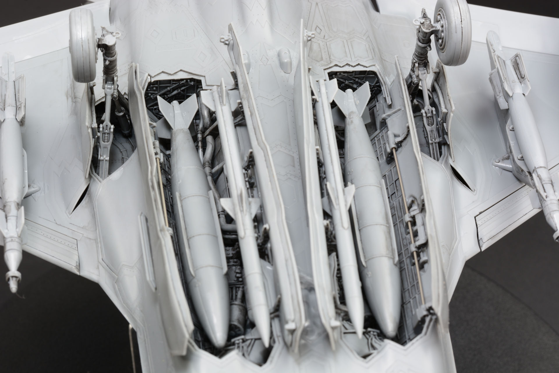 山盛りの武装と、ウェポンベイ内部のメカ描写が目を惹く