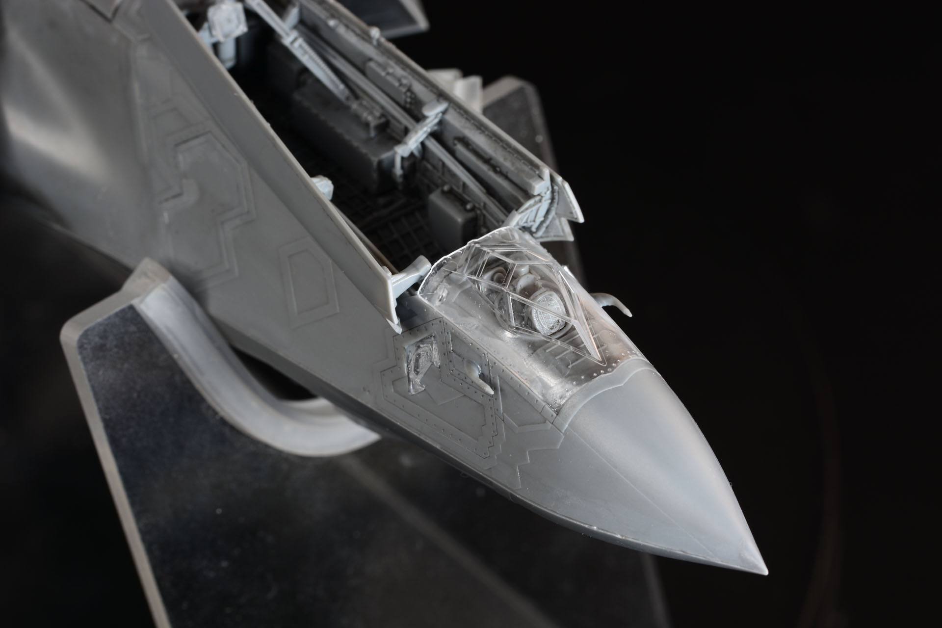 クリアパーツのセンサーや、翼端灯にフォーカス