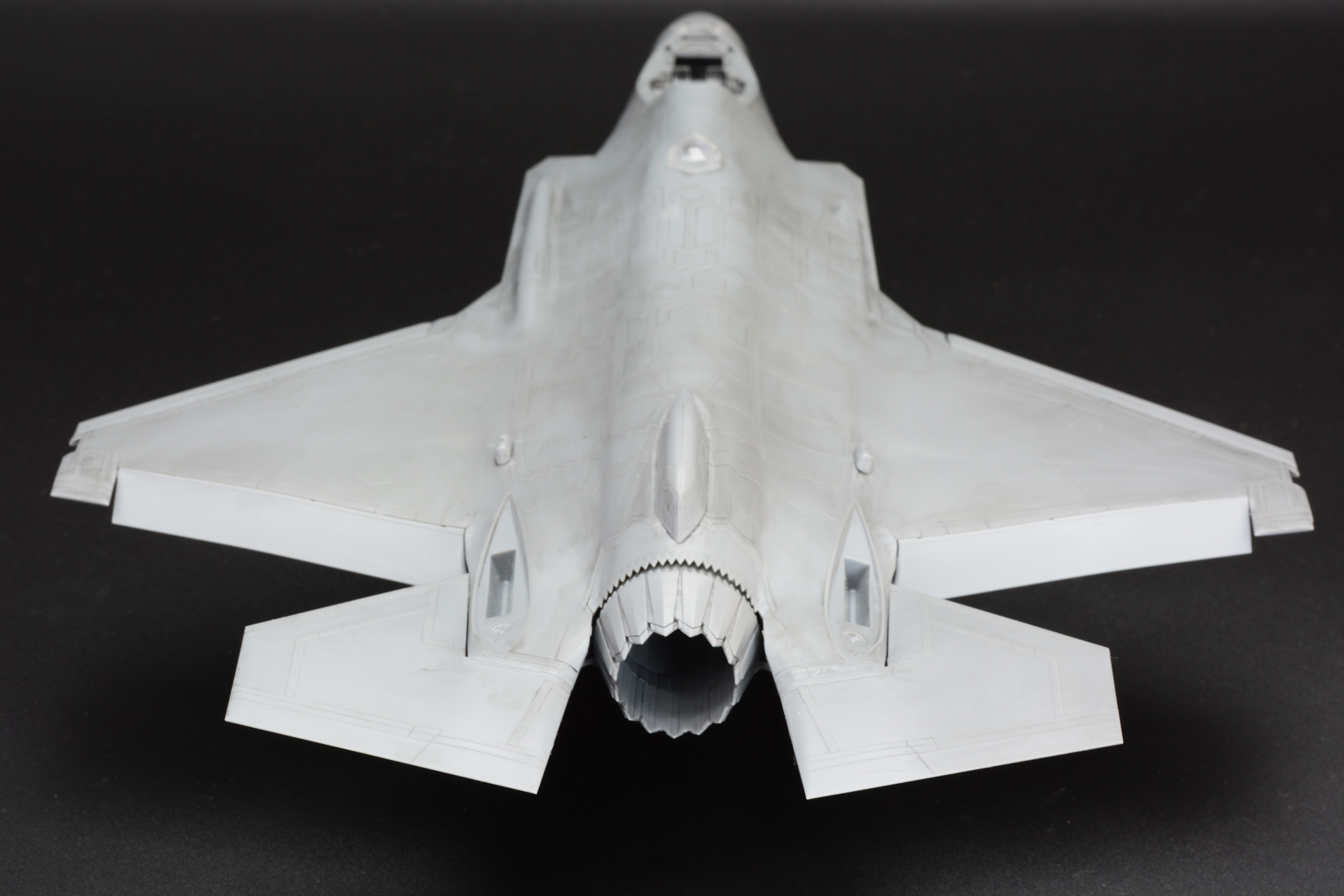 水平尾翼を取り付ける