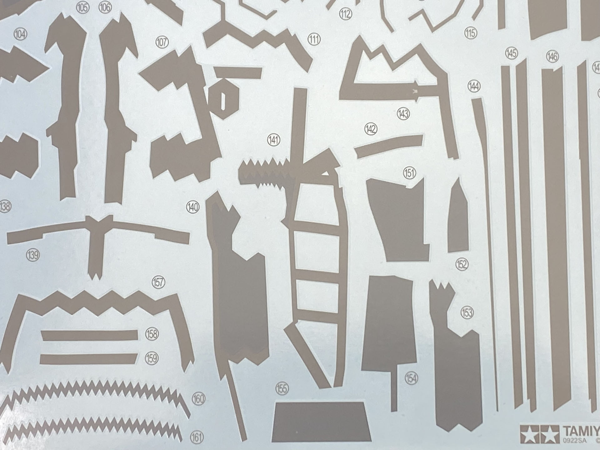 同梱されているデカールのアップ。デカールを塗装した機体に貼り付けることで特徴的なRAMコーティングを再現できる