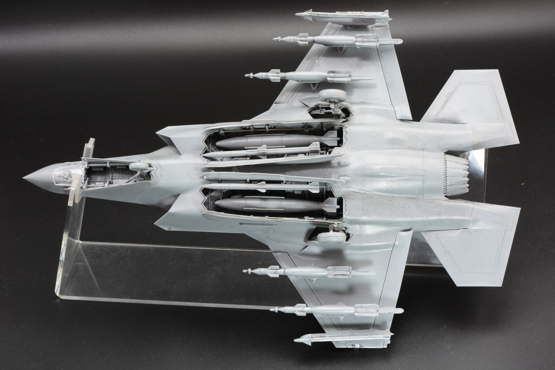 機体をひっくり返して下面をみる。ビーストモードならではの充実した武装が楽しい