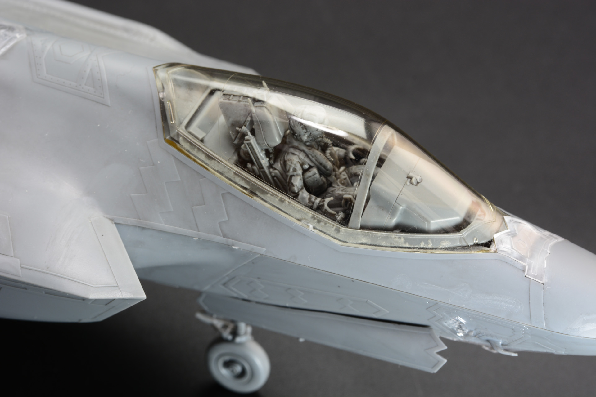 キャノピーの開閉は差し替えで再現。組立後も取り替えられる