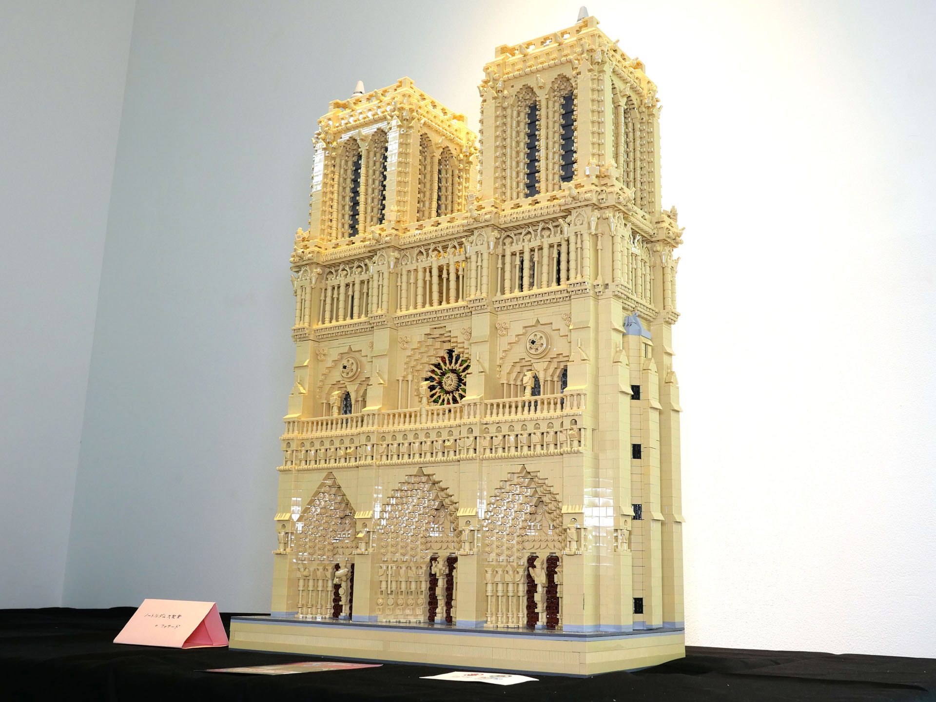 メカではありませんが、超絶緻密なディテールで再現したノートルダム大聖堂のファサード部分。細かいパーツをくり返し使うことで、さまざまなパターンを創造しています（写真協力：エッジ）