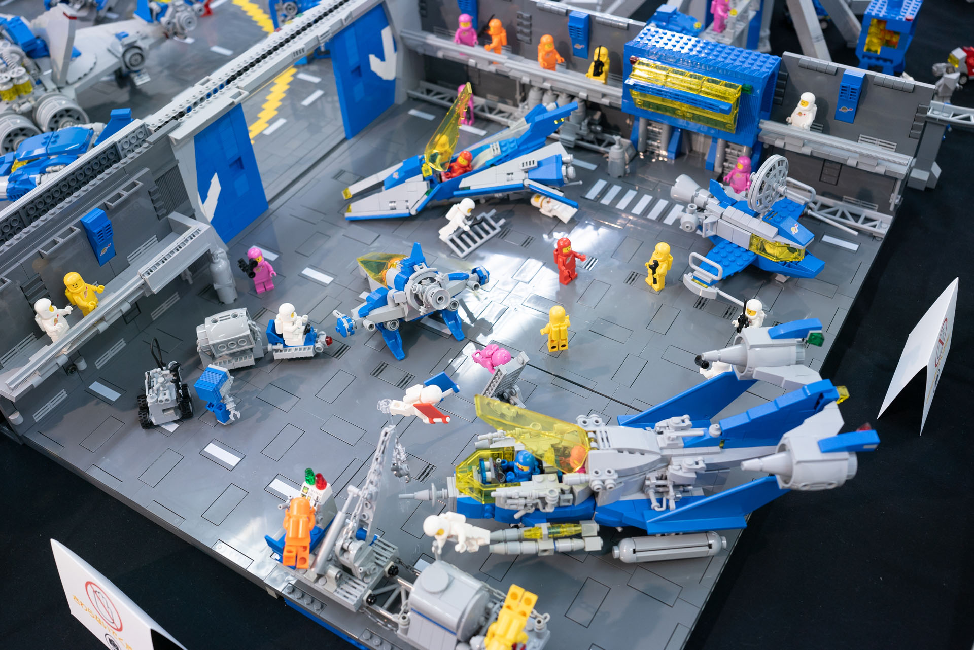 基地内に配置されたポッド群。宇宙服をきたクルーがいるので、とてもリアルなジオラマに見える