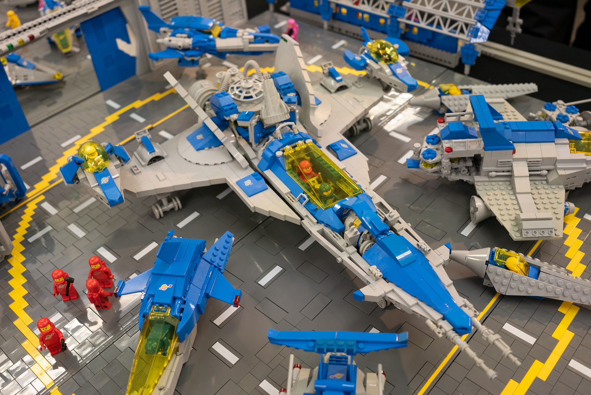 クラシックスペースは小型だけでなく大型の宇宙船が人気。中央は筆者のモデルで、なんと両翼のポッドは離脱可能！……ええ、元ネタはリアベ号です