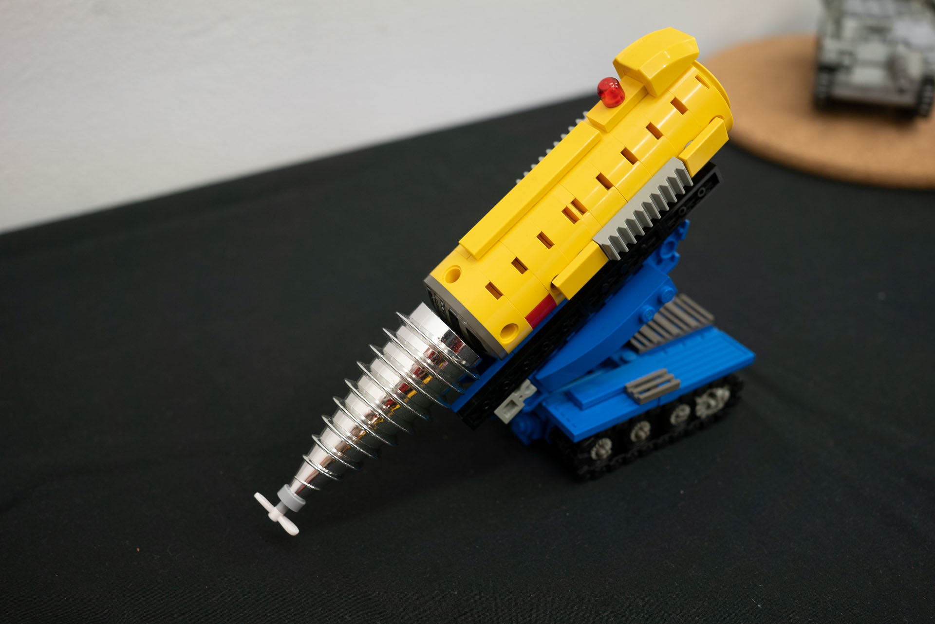 イマイといえば「サンダーバード」。今回はコンテナメカから「ジェッドモグラ（藤田）」を持ってきていただけました。通常シーンだけでなく、きちんと潜るシーンを再現できるのがグッド！