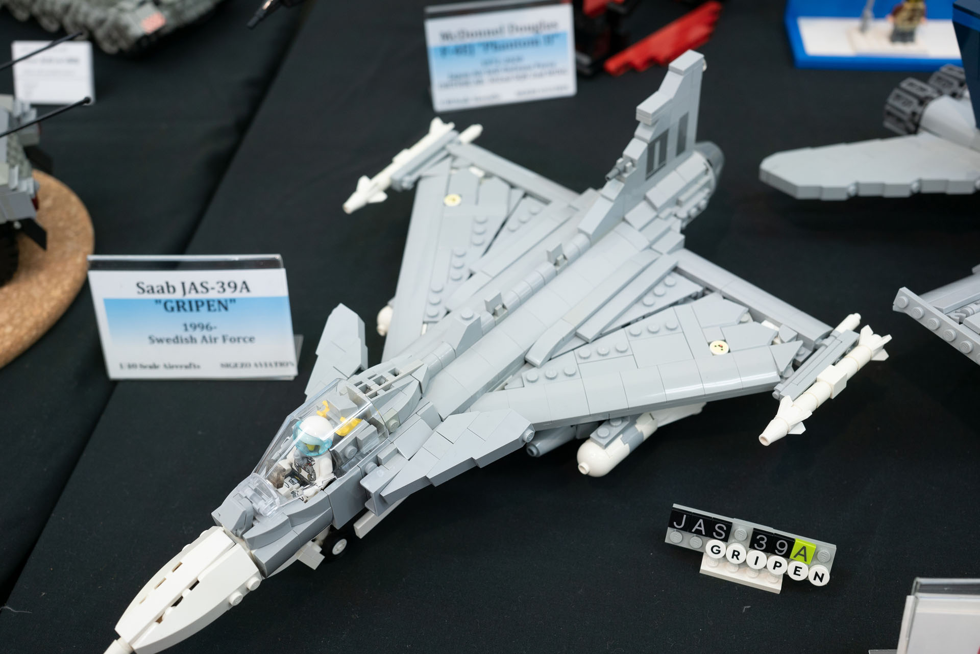 「JAS-39（SIGEZO）」の形状を、カーブスロープと組み方の工夫で見事に再現。武装の多さも燃えますね！