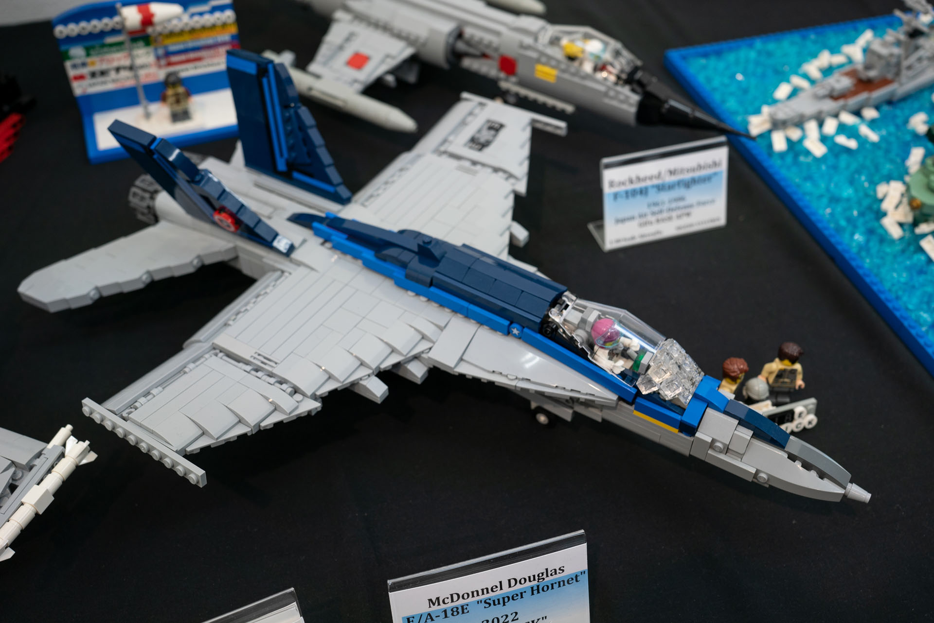 「F-18（SIGEZO）」の滑らかなフォルムがレゴブロックで再現されたとは信じられないレベル。コクピットもイイ感じです！