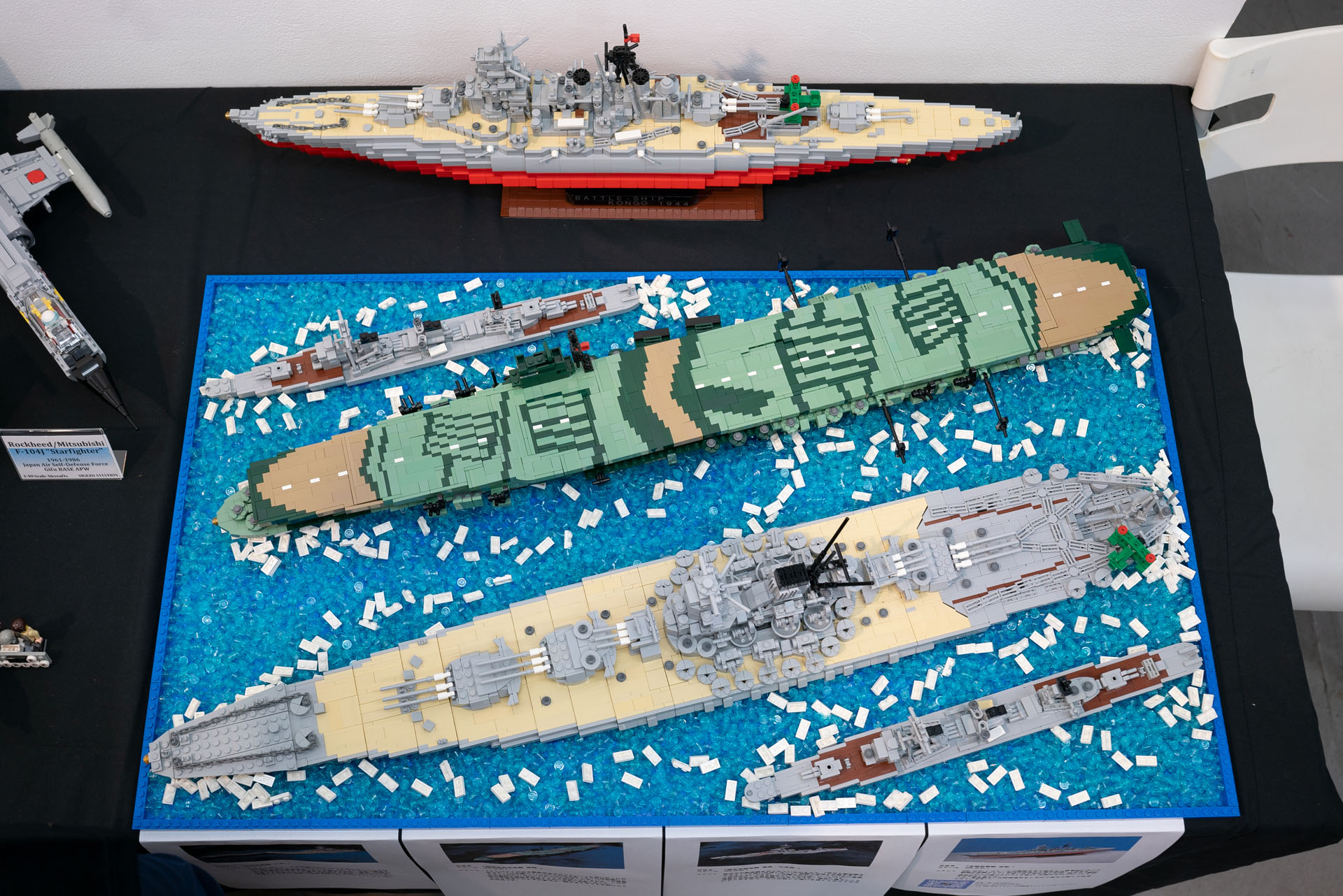 「帝国海軍のジオラマ（隼）」の凄さは、この海部分。1×1のクリアライトブルーのプレートを大量に使い、まさに大海原を再現している