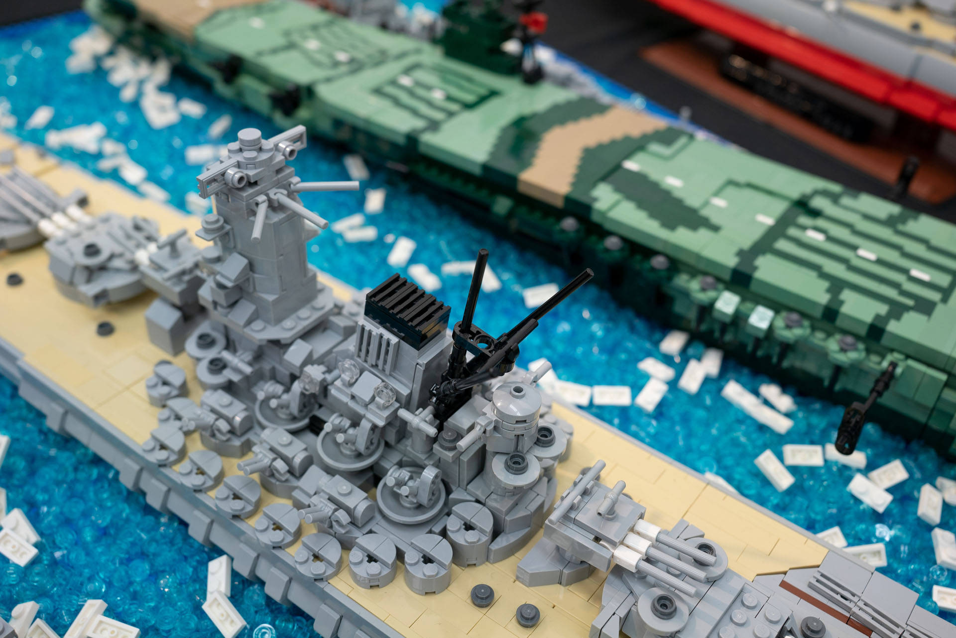 ブリッジ部分も、かなり細かい造型で、緻密なディテールで擬装ひとつひとつが最高にリアル！長年艦船モデルを作り続けた、技術の粋が詰まっていて感動レベルだ