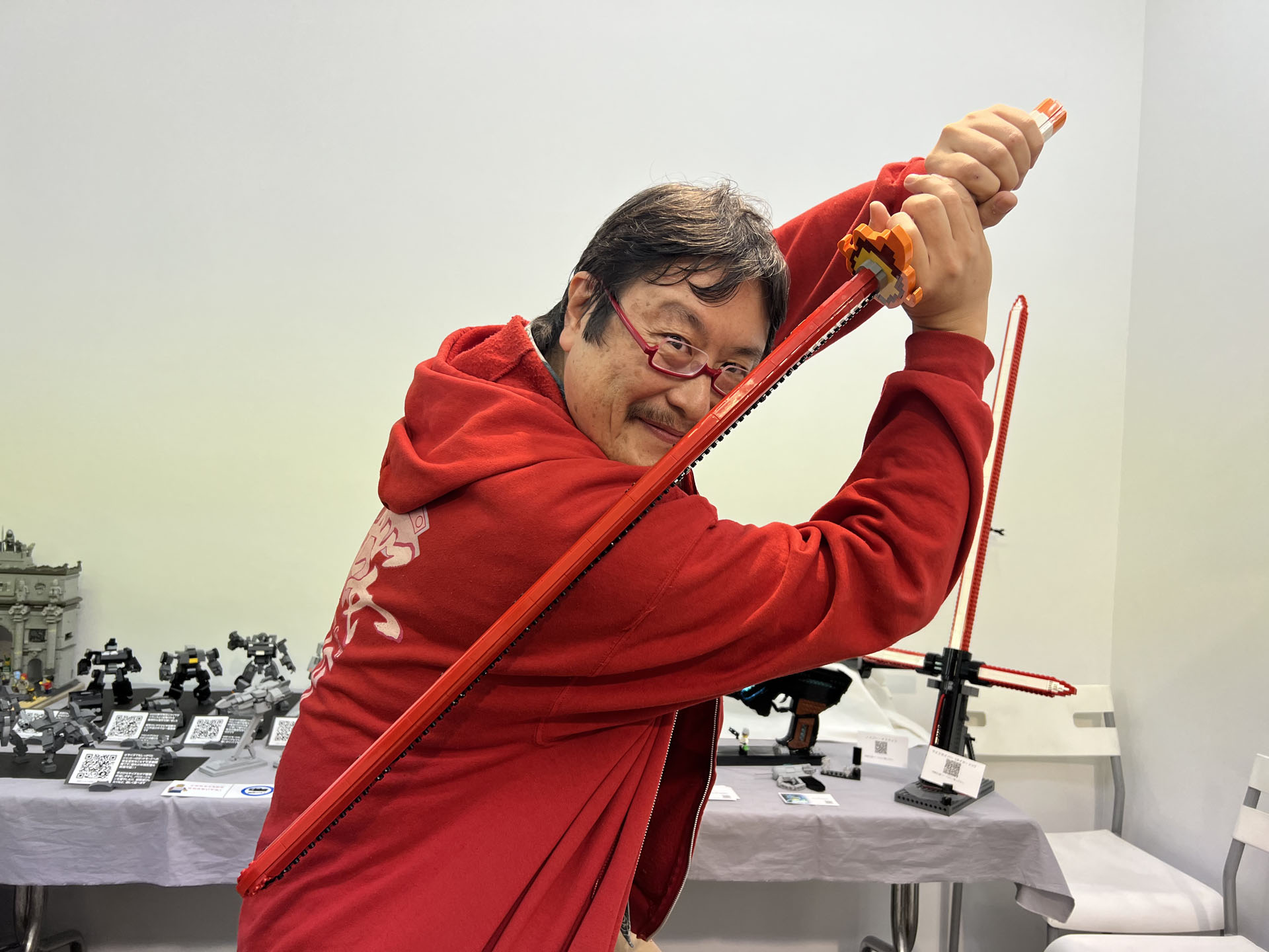 銃系の武器だけでなく、刀系の武器も豊富に展示。「煉獄さんの日輪刀を借りてパチリ」こんな楽しみができるのも、リアルイベントならでは！本当に組み方が絶妙に「うまい！」モデルでした