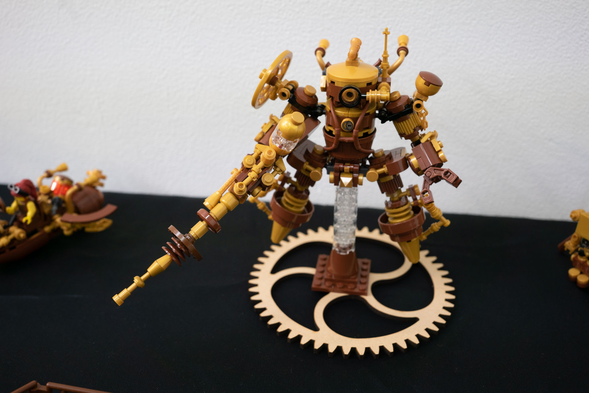 スチームパンクカラーで作ったロボ（さいとう）。きほんは「ダサカッコイイ」を目指しているのだが、ちょっとカッコよくしすぎてしまったかも。だが、部品カラーさえそろえば、レゴでスチームパンクも再現できるのだ！