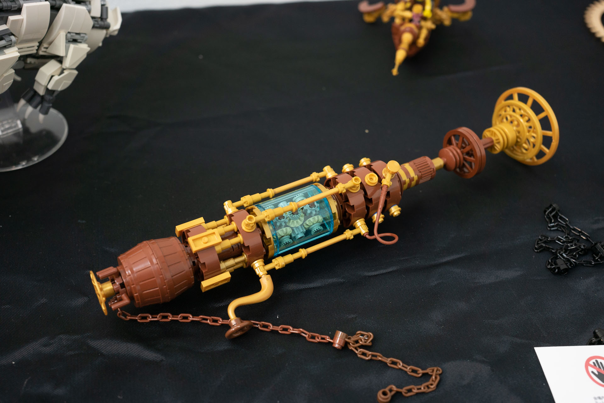 「なんですかコレ？」と聞かれる悲しい現実もあるが、これはスチームパンク世界の「ライトセーバー」である。「カイバー・クリスタル」の代わりに、ギアでその動力をまかなっているのだ！