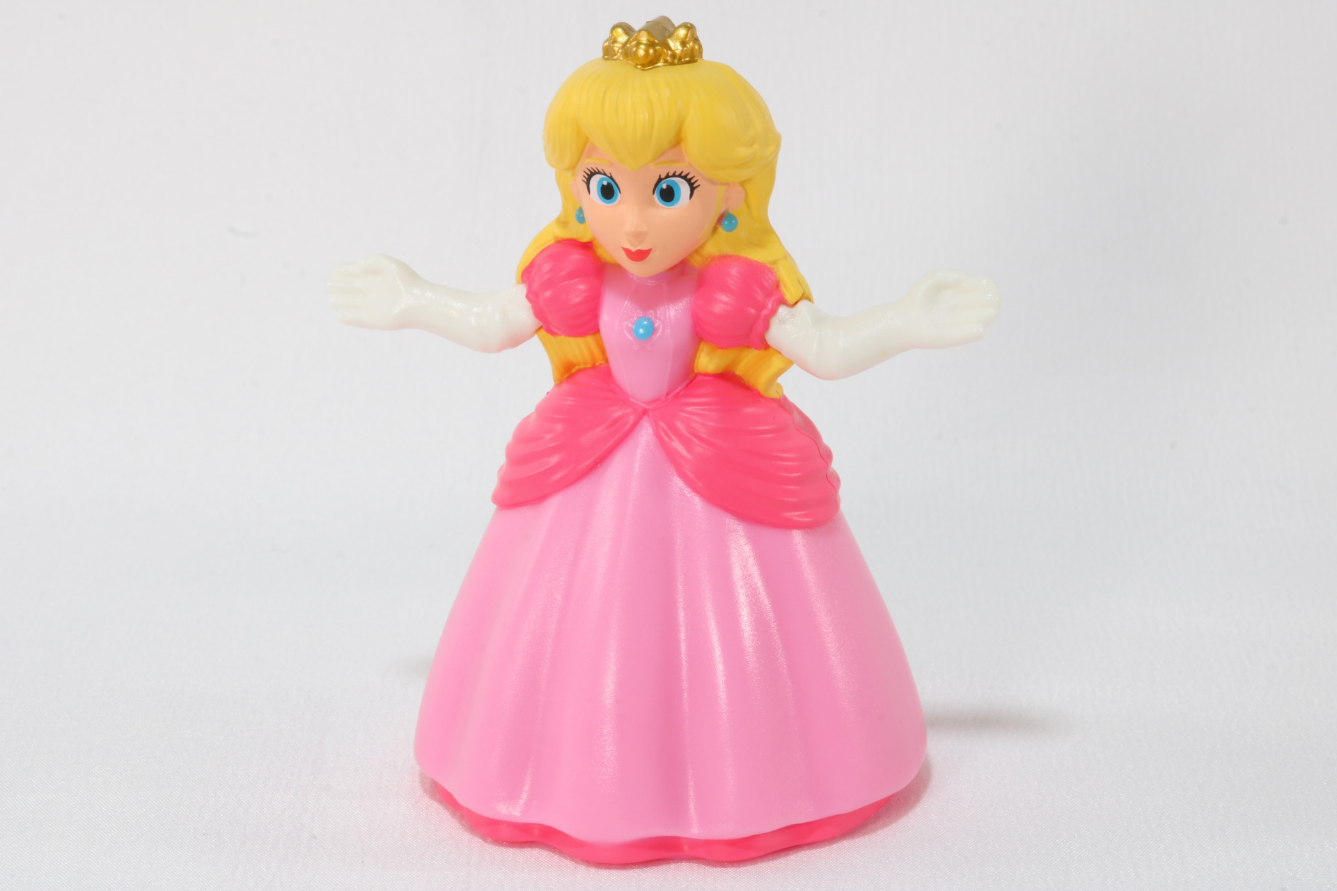 ピンク色のドレスを着たお馴染みのピーチ姫