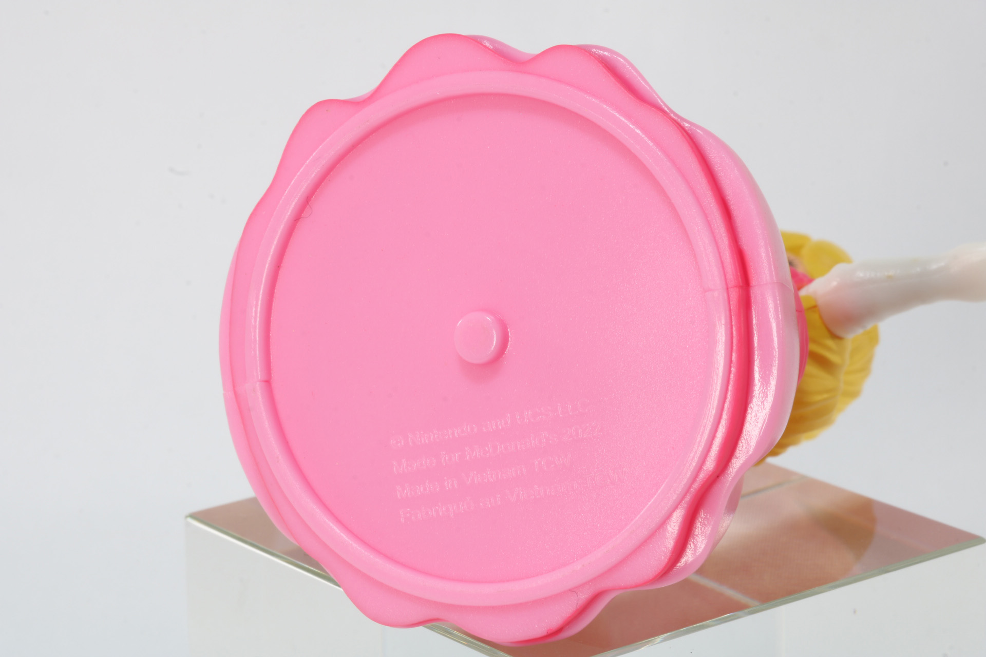 平らな場所で左右に回して遊ぶことができる