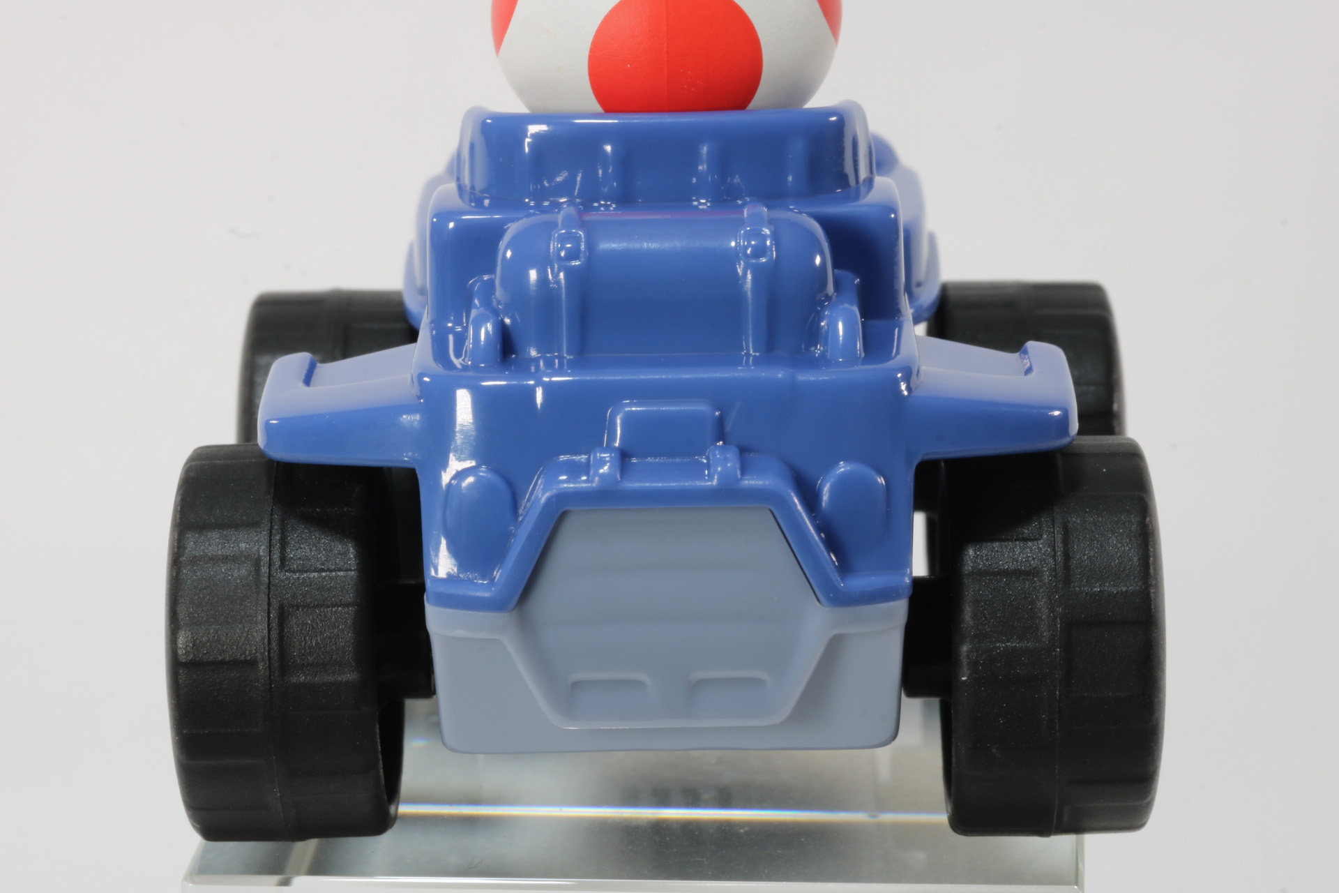 タイヤが転がり、手で押したりして遊べる