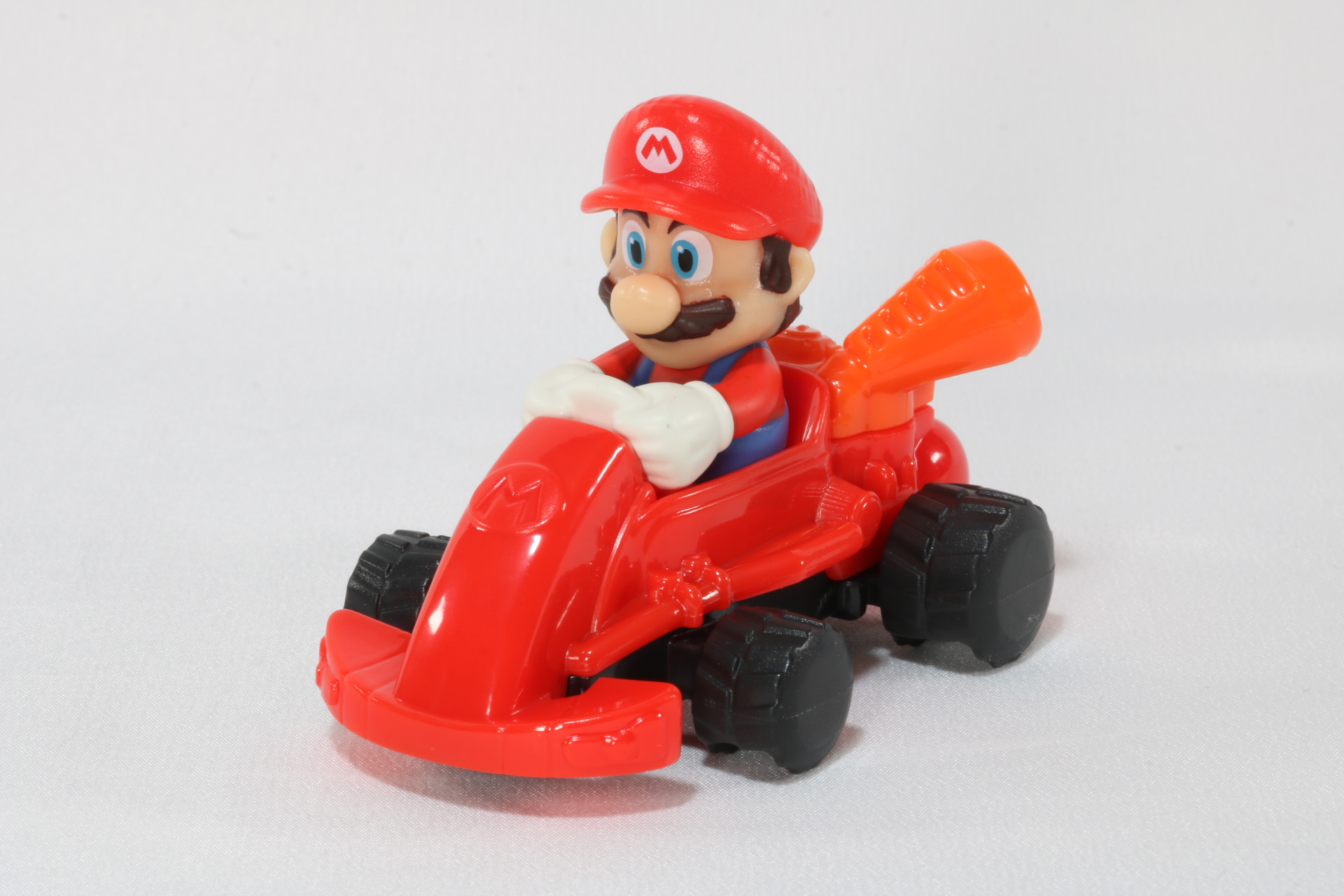 赤いカートに乗ったマリオがおもちゃで登場