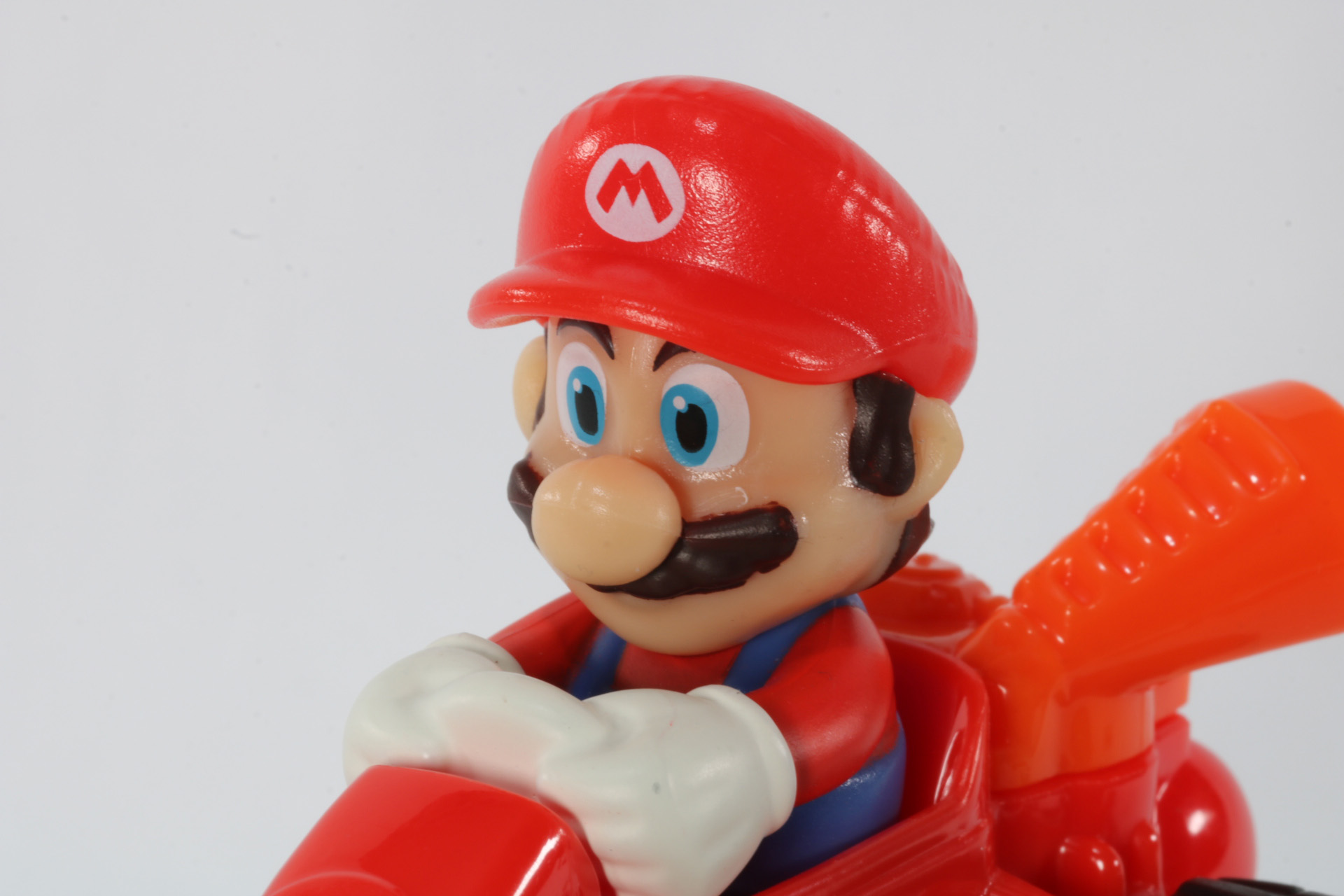 ハンドルを握る凛々しいマリオ