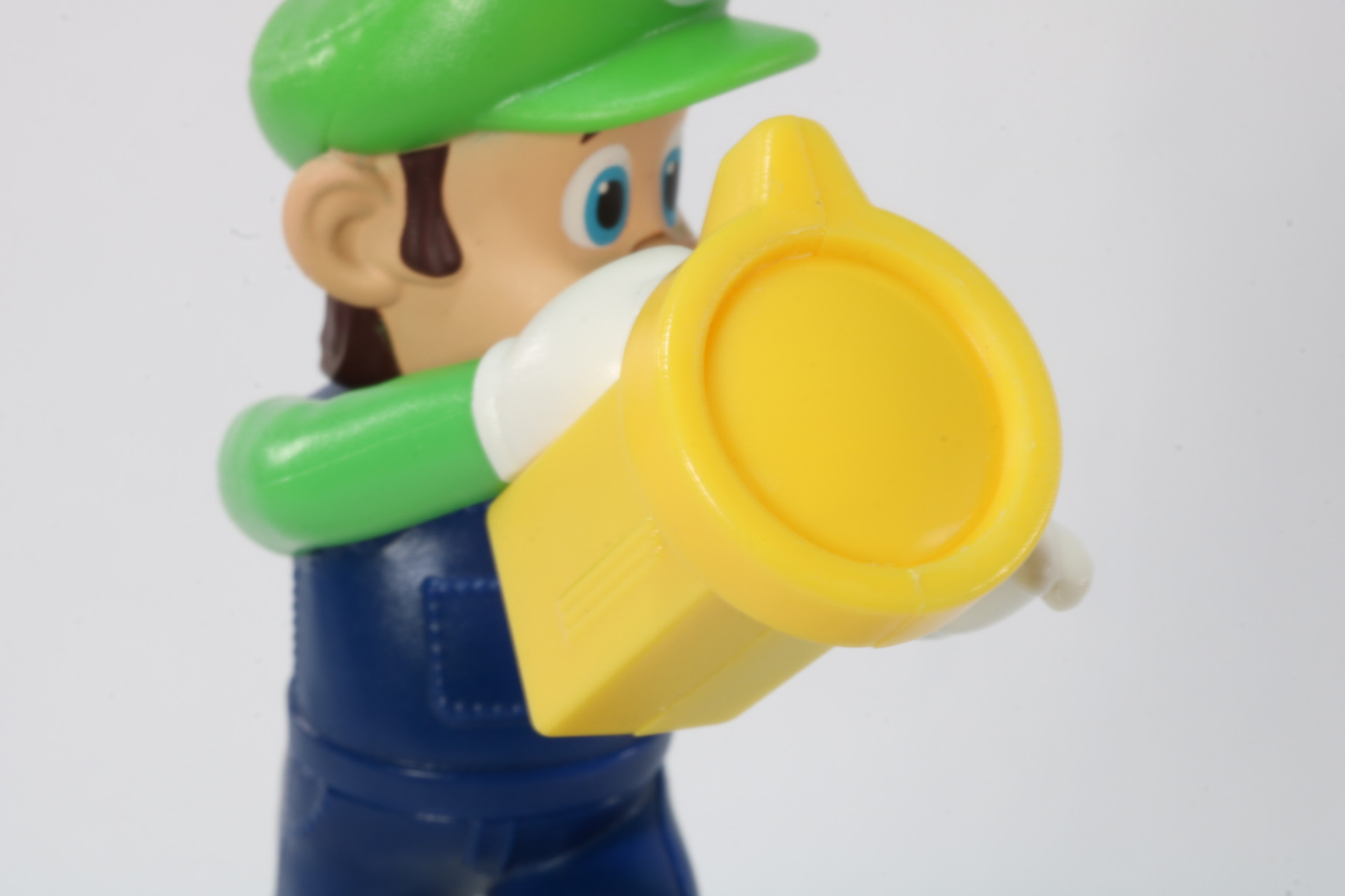 背中の突起をつまんで動かすことができる