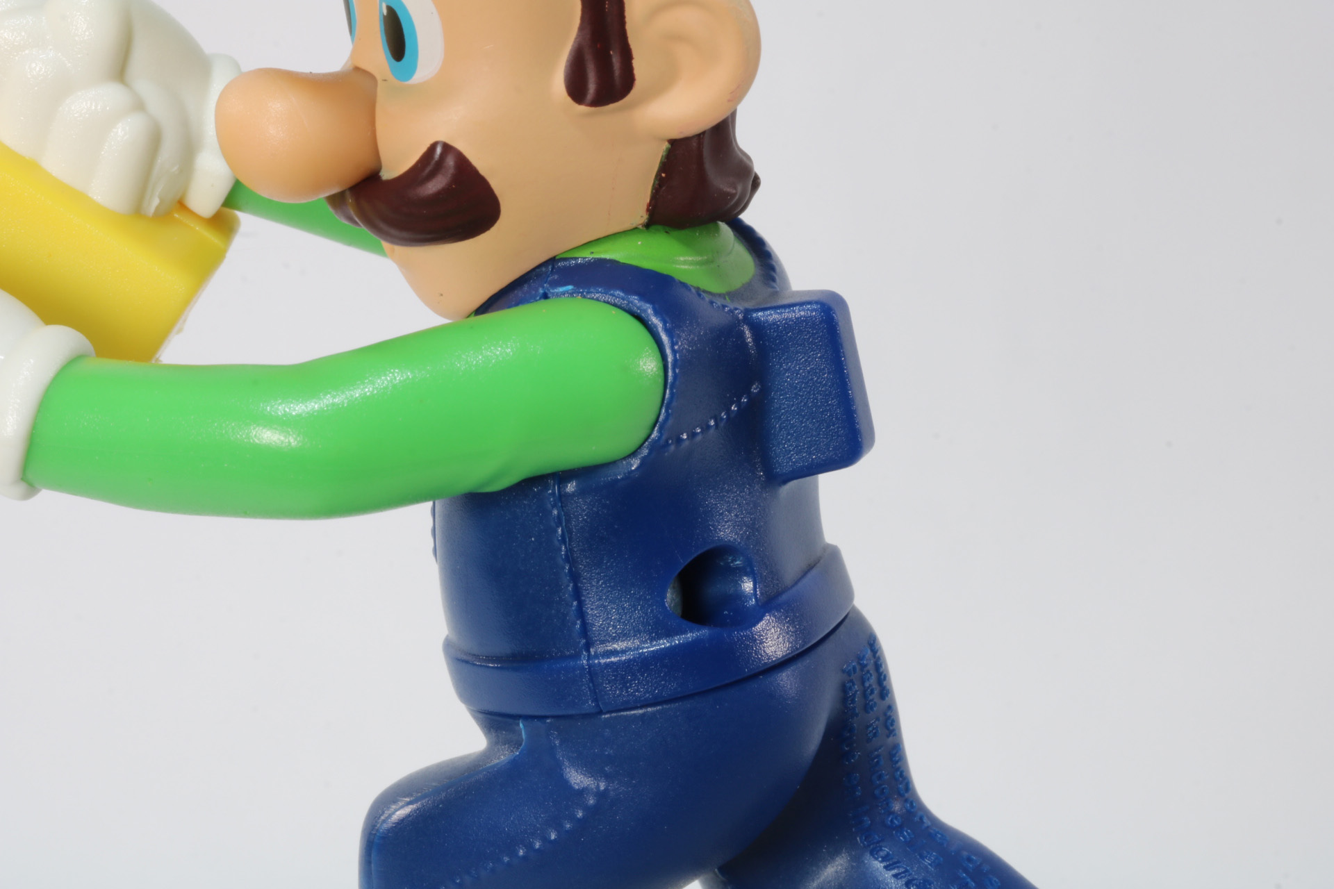 背中の突起をつまんで動かすことができる