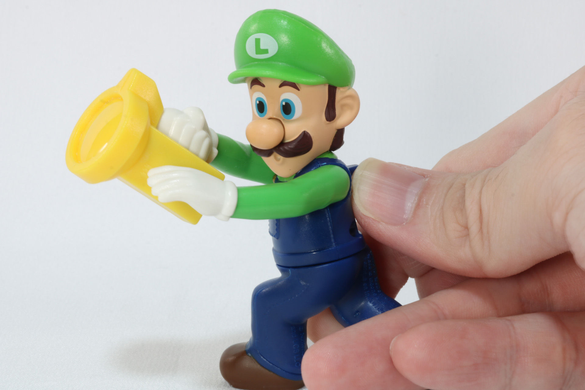 背中の突起をつまんで動かすことができる