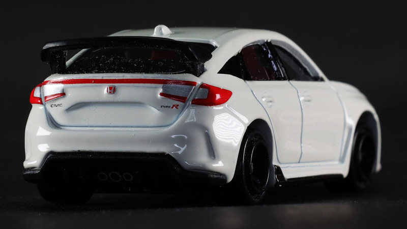 リアにも赤バッジとCIVIC TYPE Rのロゴが印刷されています