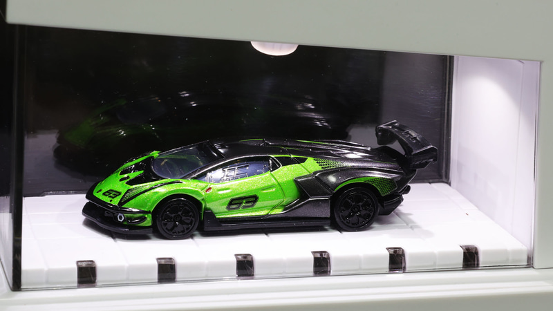 展示場にはサーキットを疾走するエッセンサ SCV12のイメージビデオが流されていた