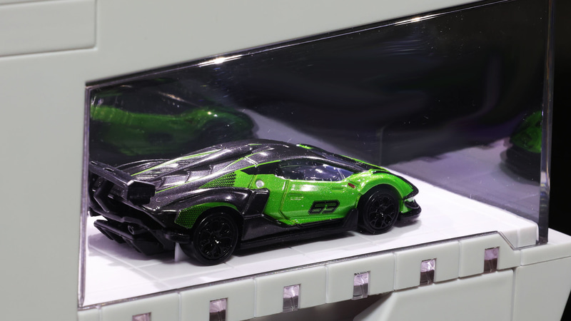 展示場にはサーキットを疾走するエッセンサ SCV12のイメージビデオが流されていた
