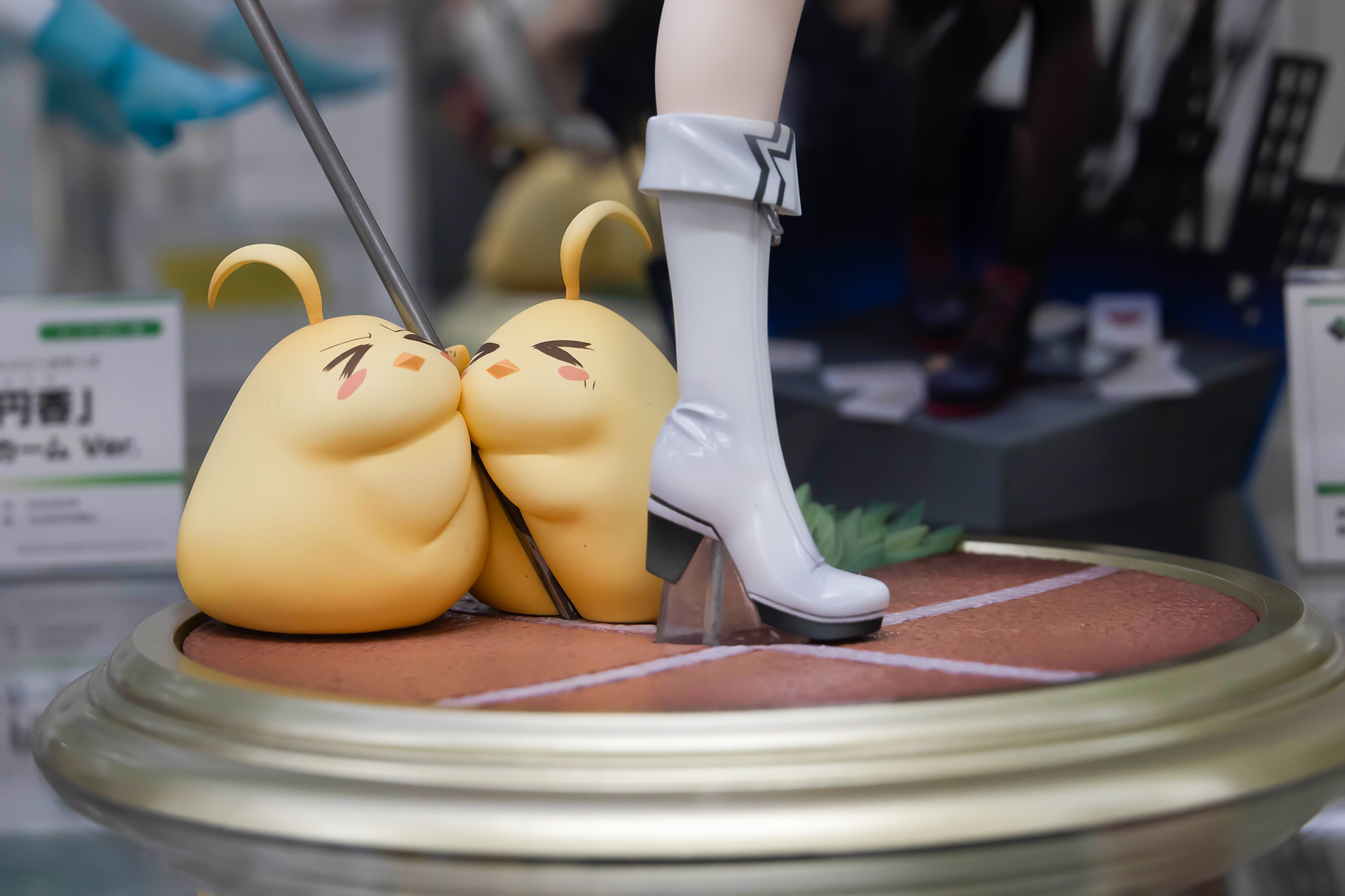 足元では、かわいらしいキャラクターたちが一生懸命フラッグを支えている