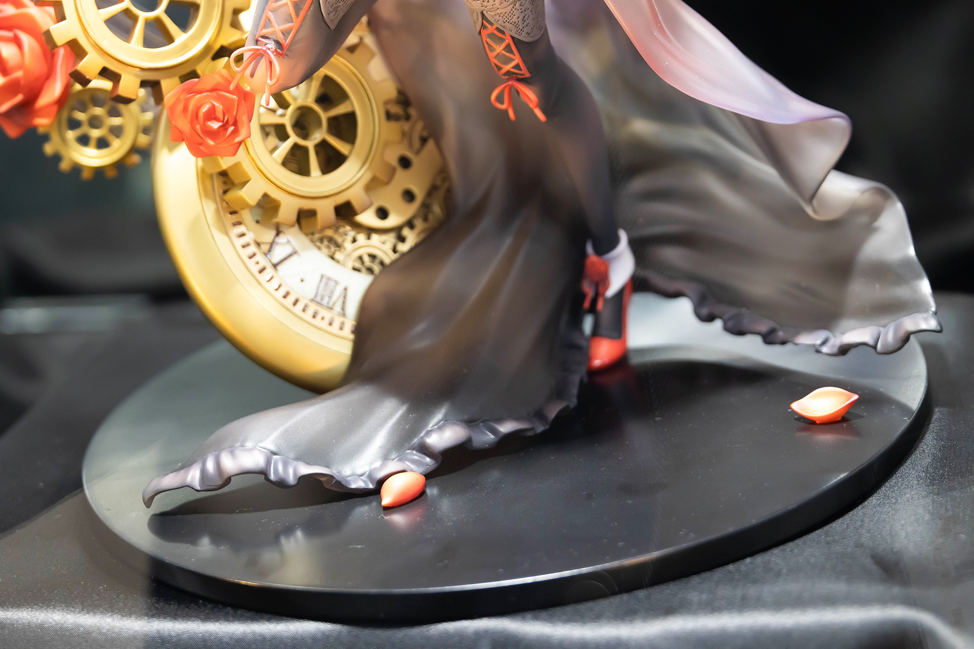 台座部分に派手さはないものの、作品にピッタリとくる作りになっている。