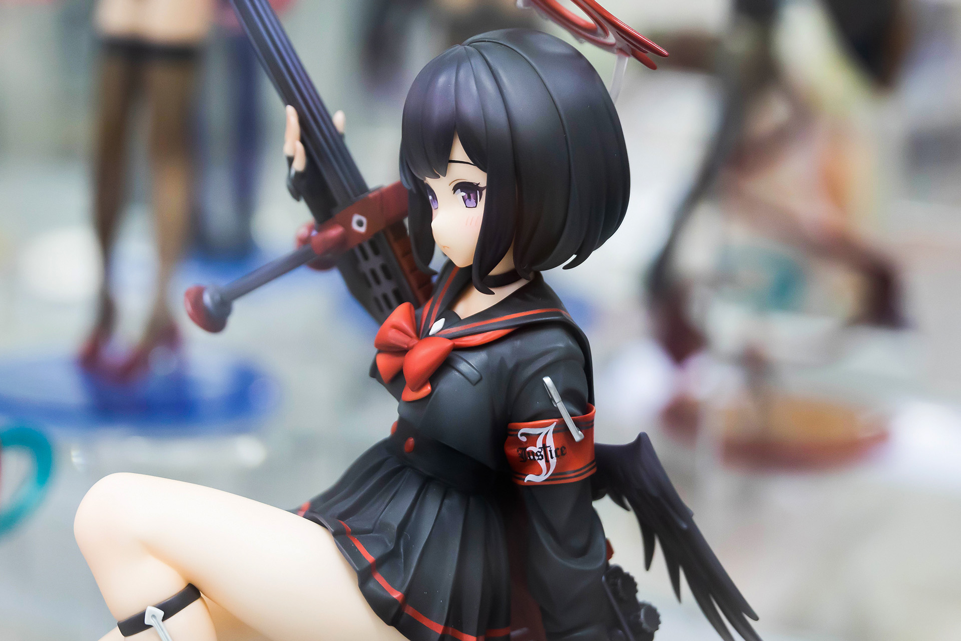 やや真横から見たところ。背中には黒い羽が生えている