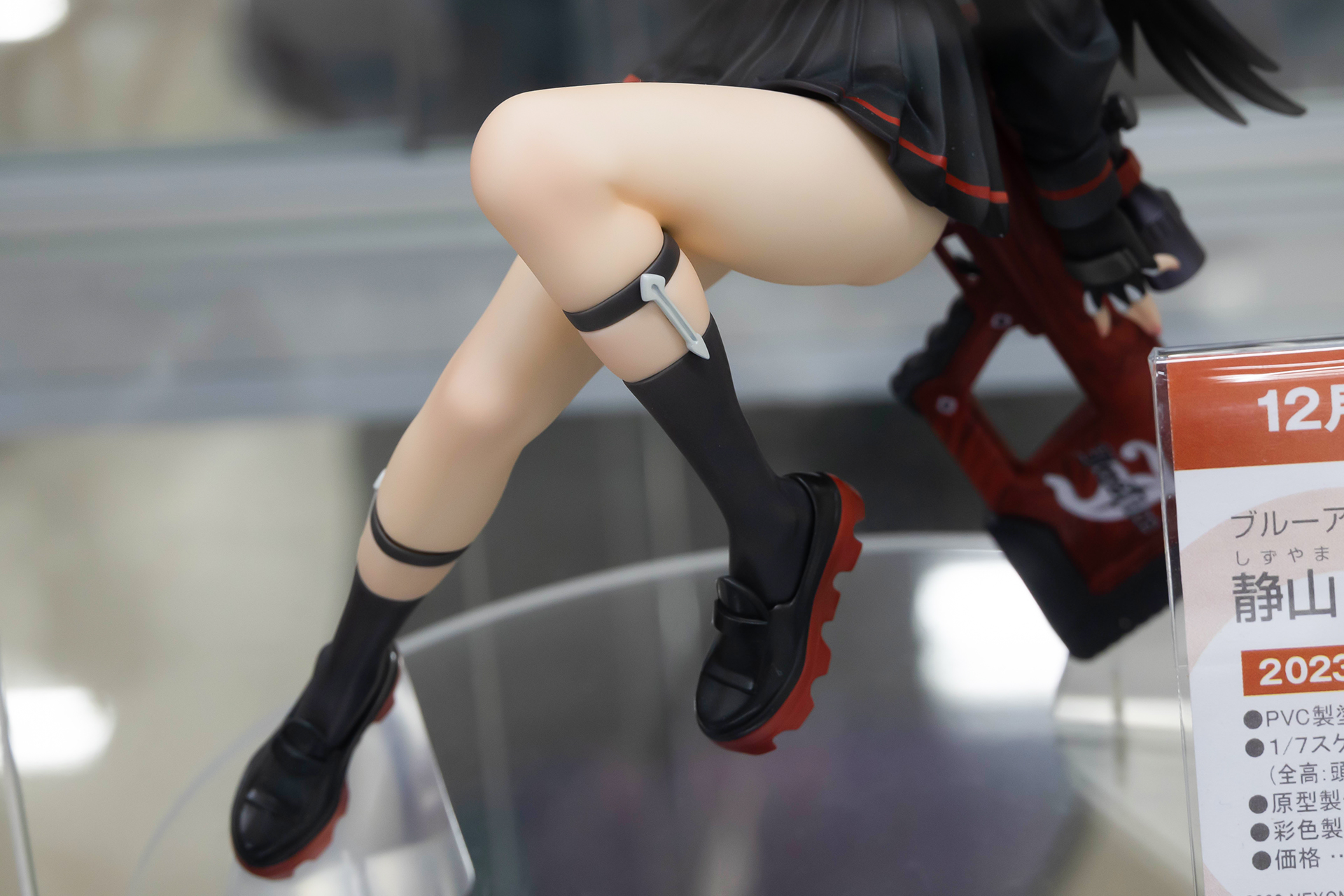 ゴツイ印象の靴や、脚に付けたアクセサリーなども再現されている