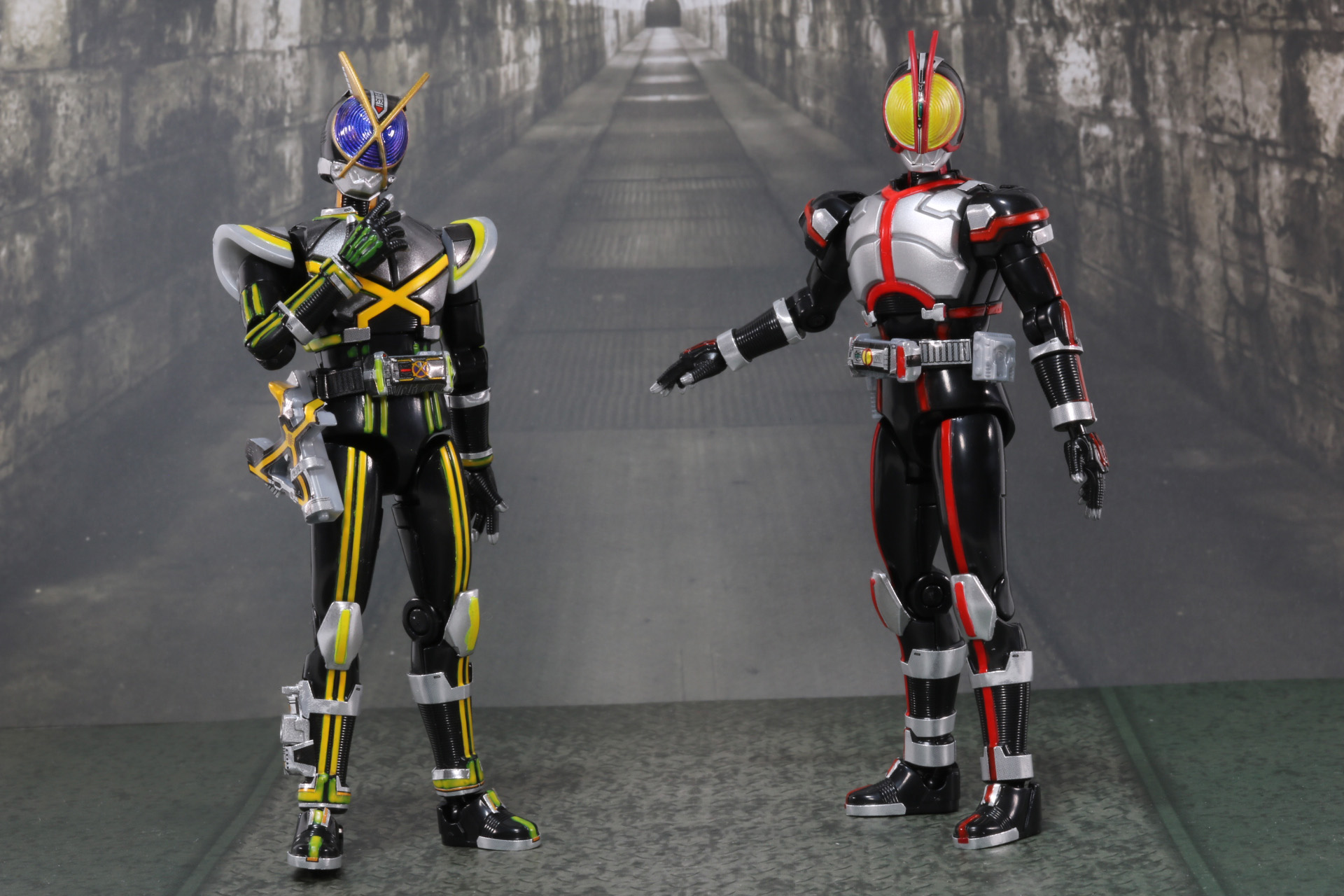 蛍光塗料を塗った状態。通常のライトでは発光はしない