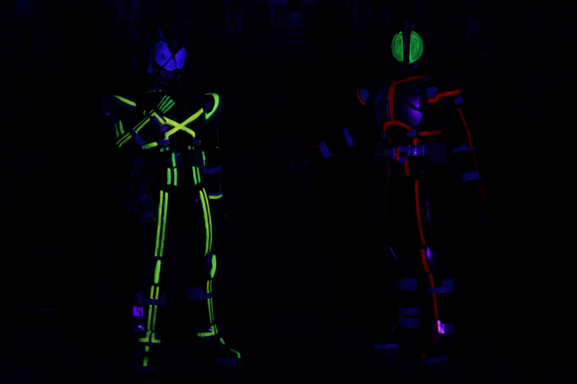 ブラックライトのみ当てると蛍光塗料を塗った部分が光り、劇中に近い印象に