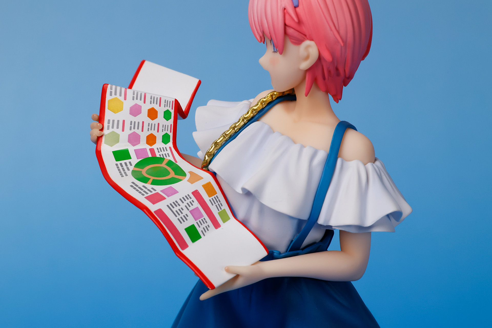 手にはテーマパーク内の地図を持っている