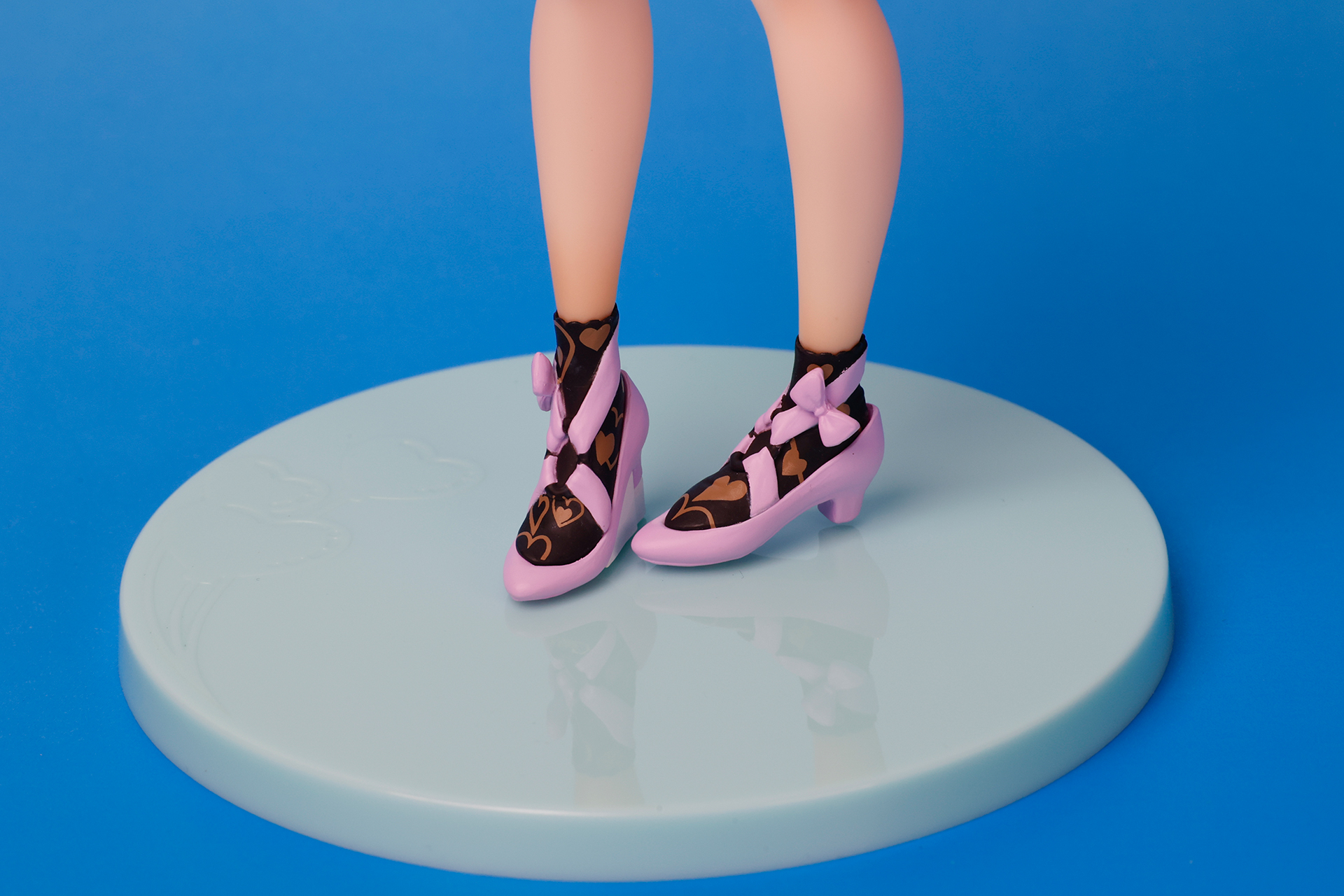 黒いソックスにピンクのシューズという組み合わせがおしゃれだ