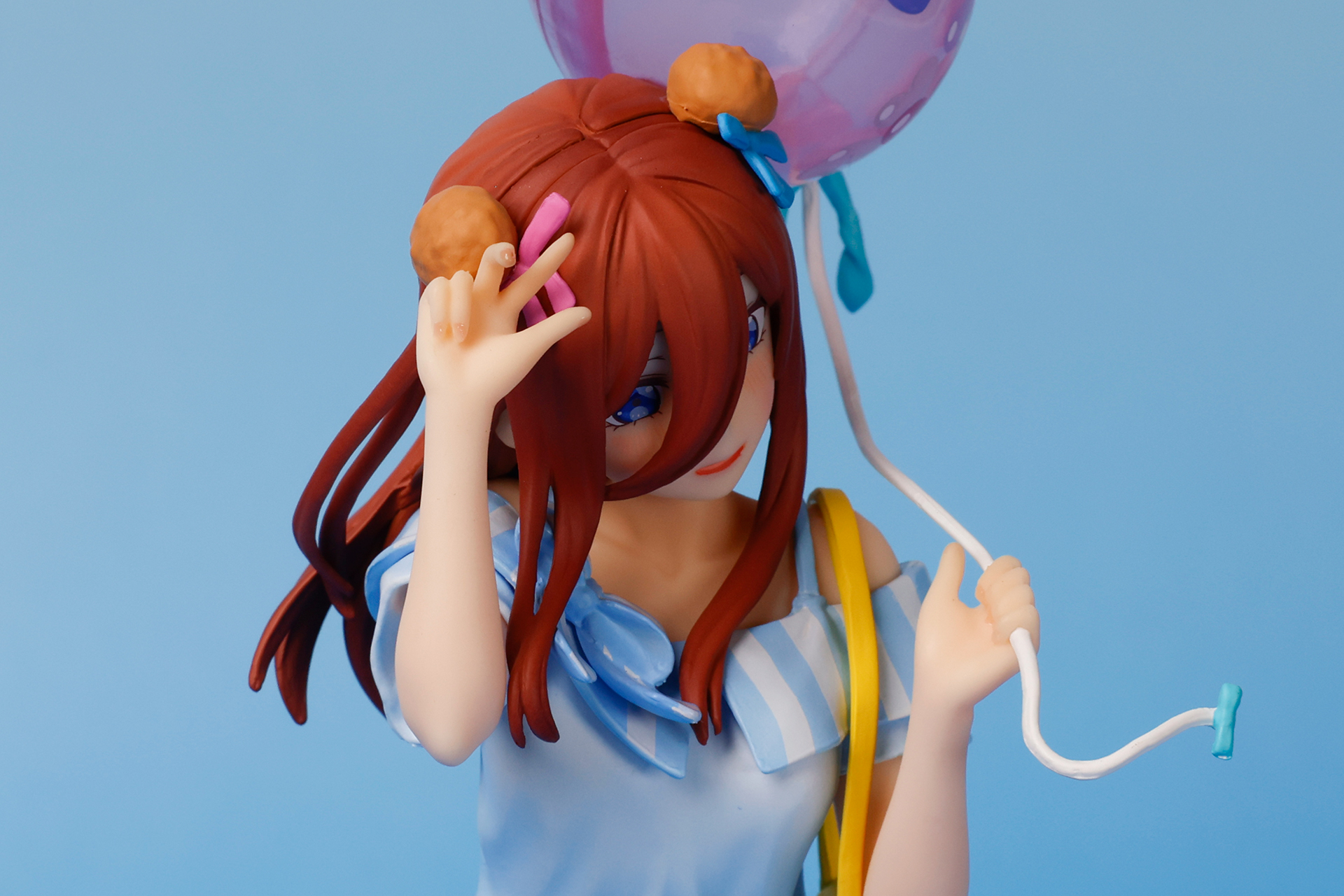 よく見ると、指のネイルもしっかりと塗られていることがわかる